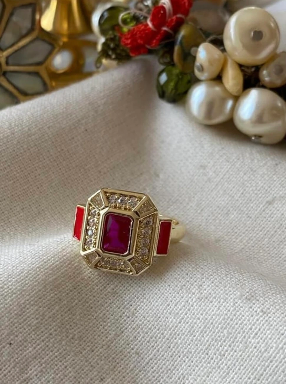 Kırmızı Mineli Fuşya Taş Detaylı Kare Yüzük