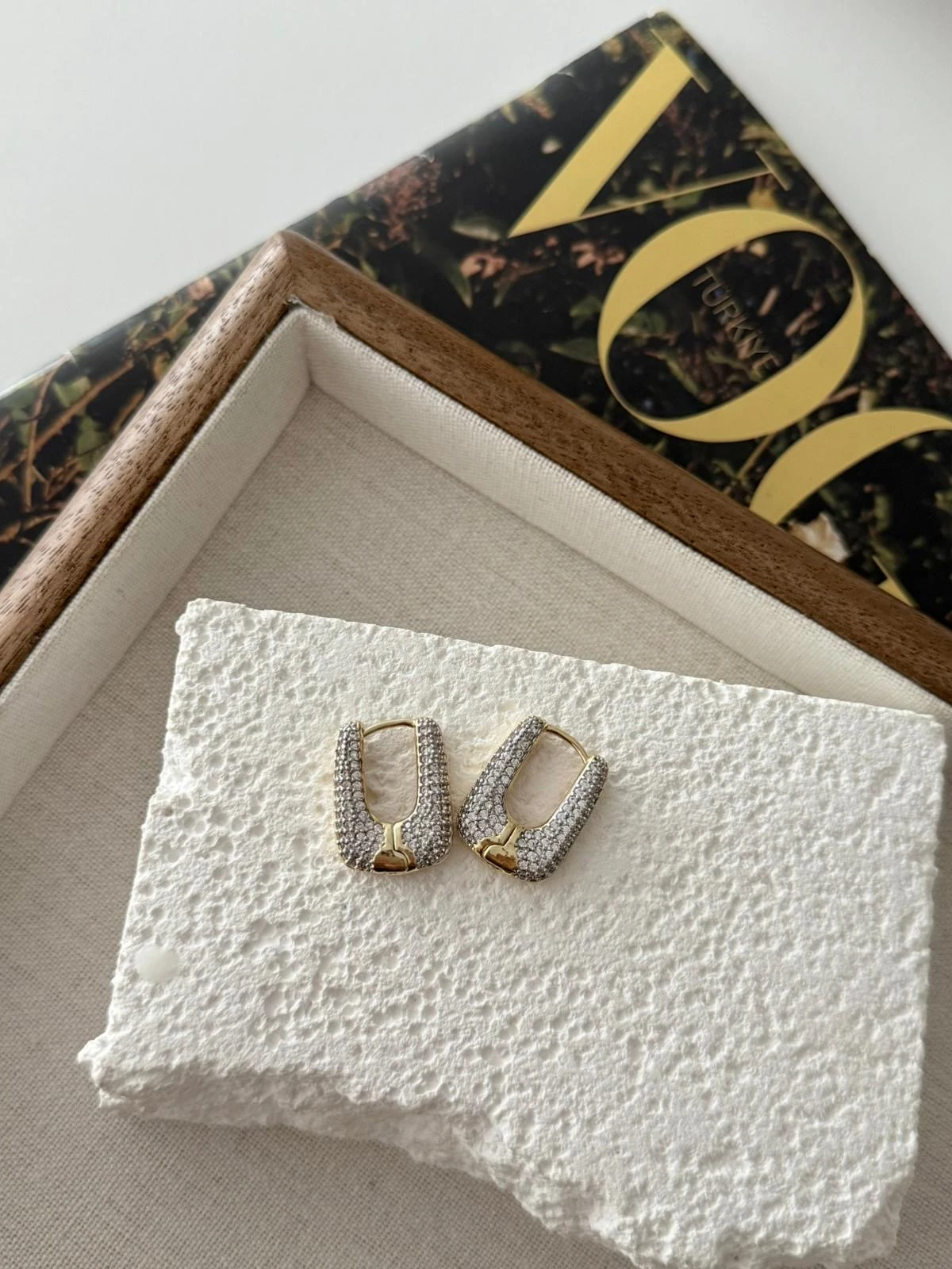 Zirkon Taşlı 2 Renkli Köşeli Küpe