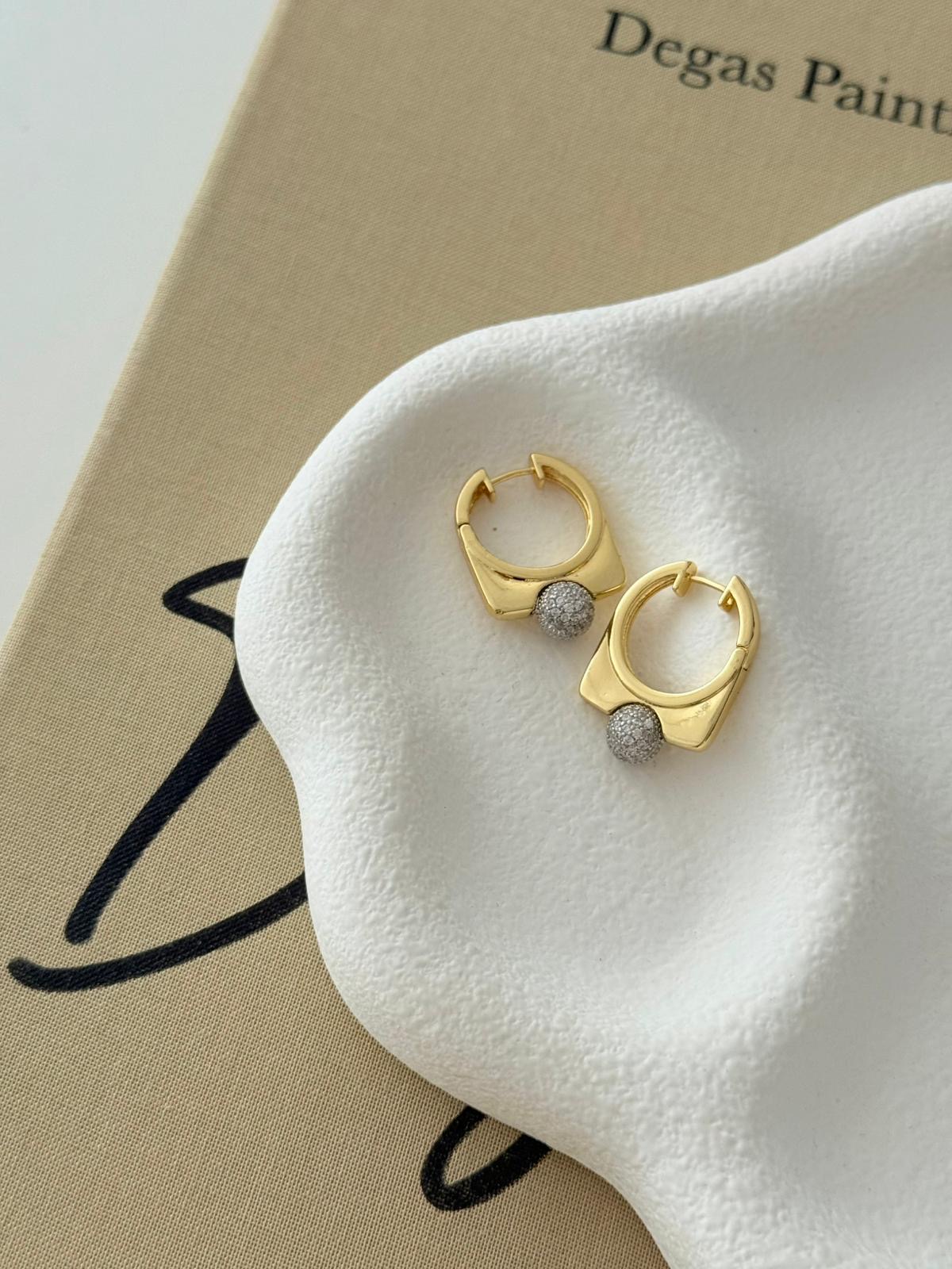 Top Detaylı Tasarım Küpe