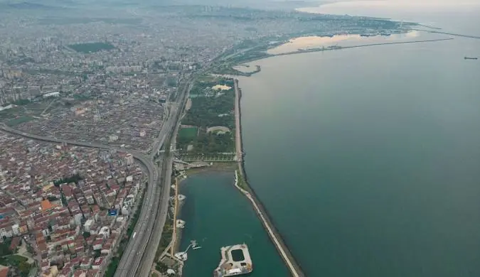 Şehir boyunca uzanan kıyı yolu ve denizin havadan görünümü