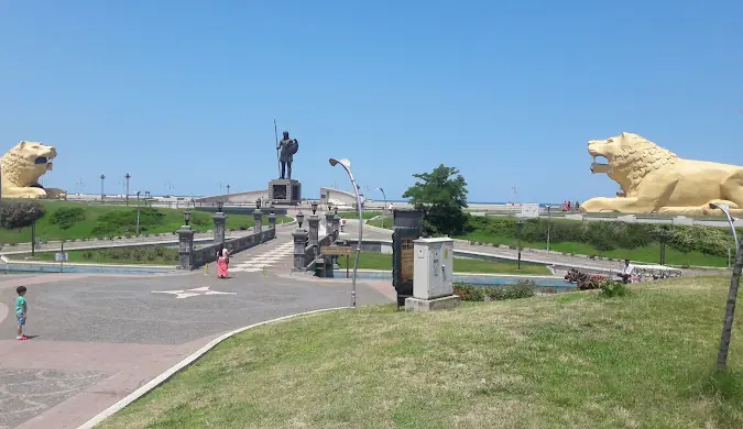 Açık hava sergi alanının aslan heykelli girişi ve ziyaret yolu