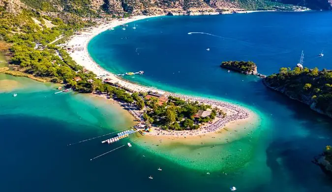 Kavisli kumsal ve iki farklı mavi tonundaki kıyı suları