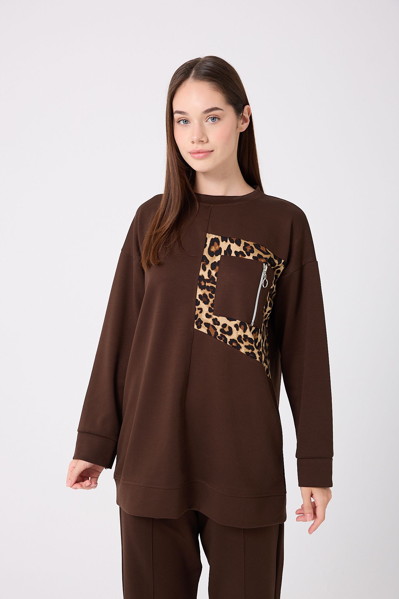 4644-Leopar Cep Garnili Fermuar Detaylı Alt Üst İkili Takım - Kahve