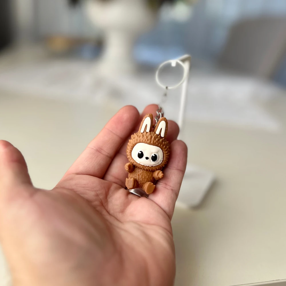 Labubu Karakter Figür Anahtarlık - Sevimli ve Renkli Çanta Süsü (5.5 x 3.2 cm) - Özel Hediyelik - Kahverengi