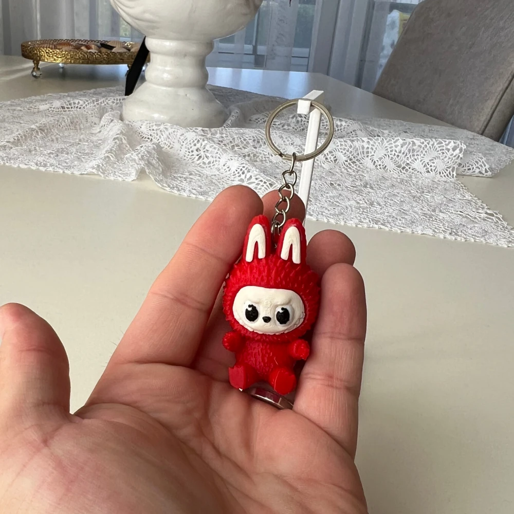 Labubu Karakter Figür Anahtarlık - Sevimli ve Renkli Çanta Süsü (5.5 x 3.2 cm) - Özel Hediyelik - Kırmızı