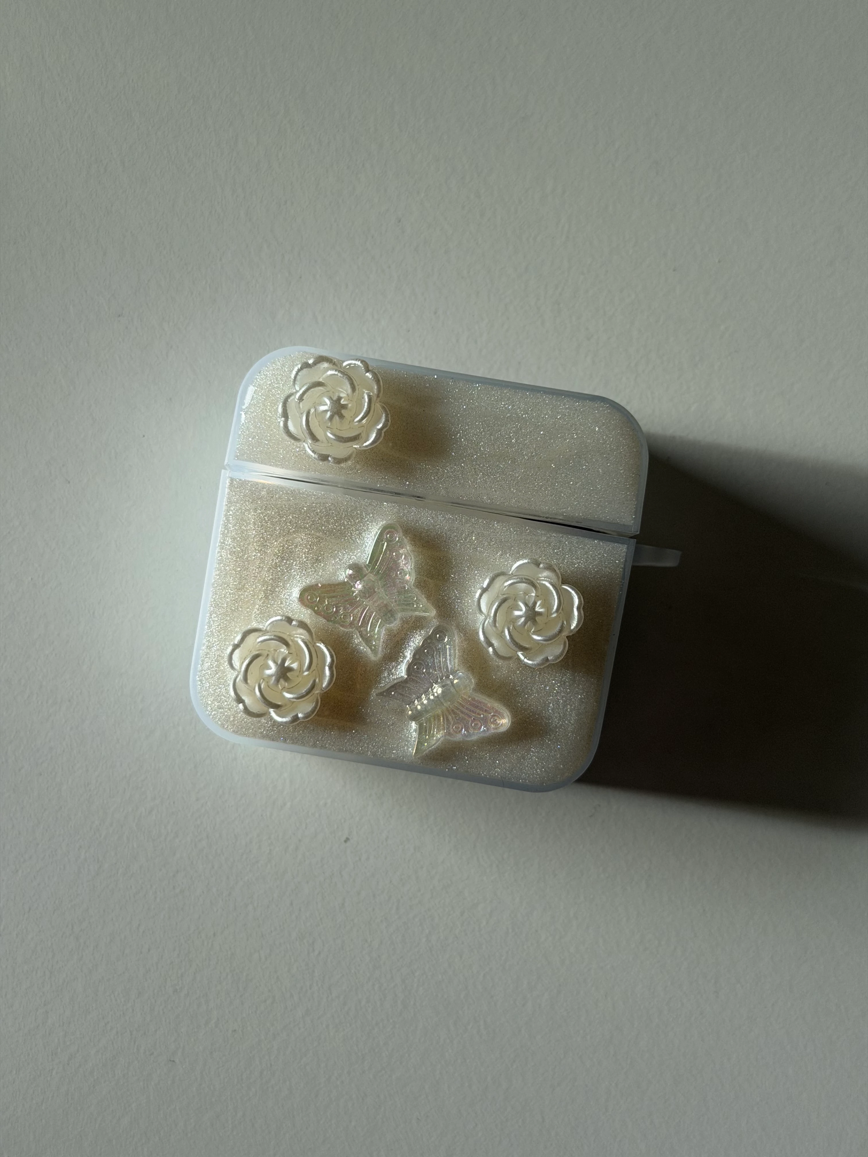 Gül ve Kelebekli AirPods Pro 1/2 Nesil ve AirPods 3/4 Nesil Uyumlu Kılıf