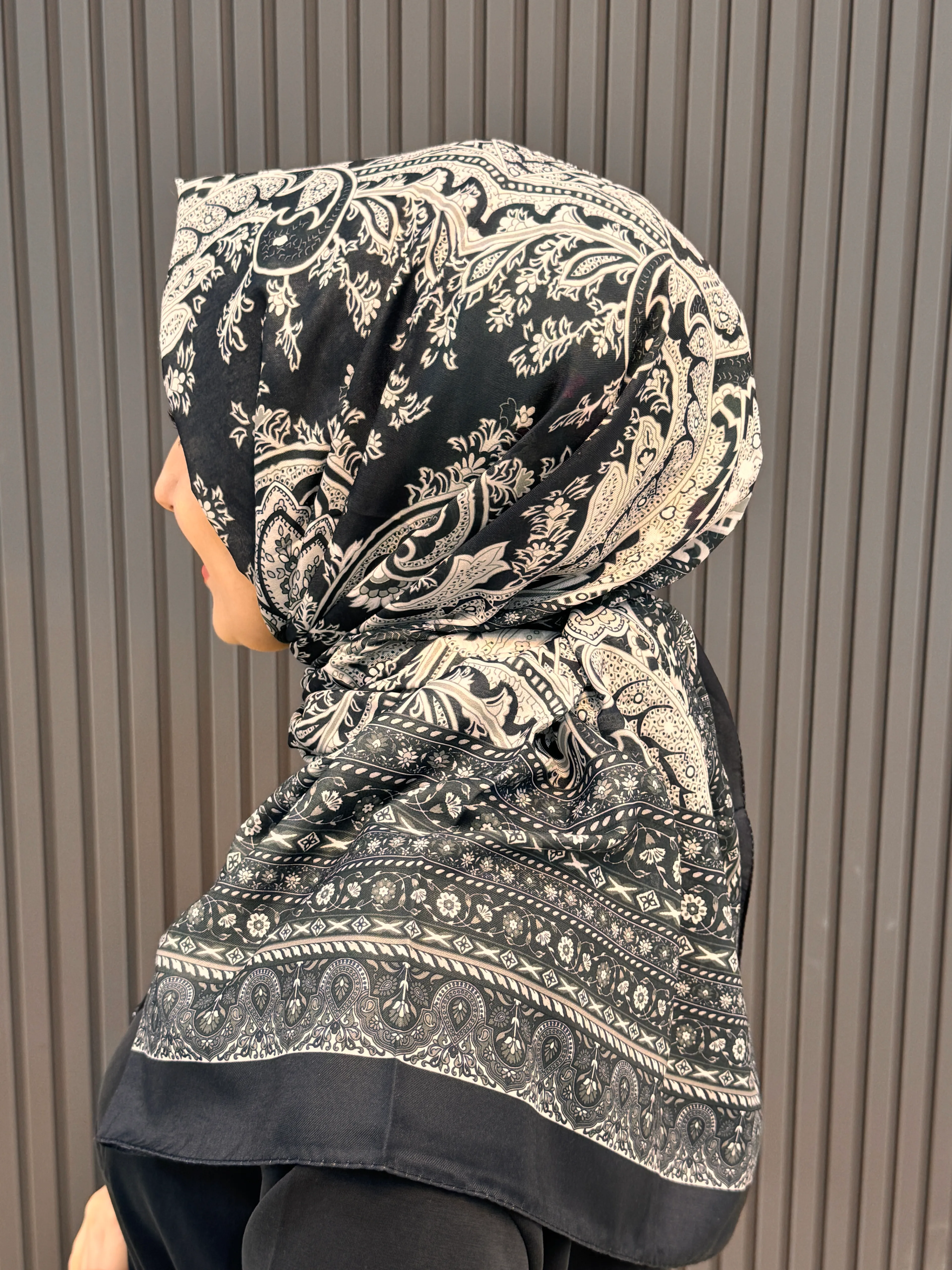 Siyah gri ağırlıklı şal