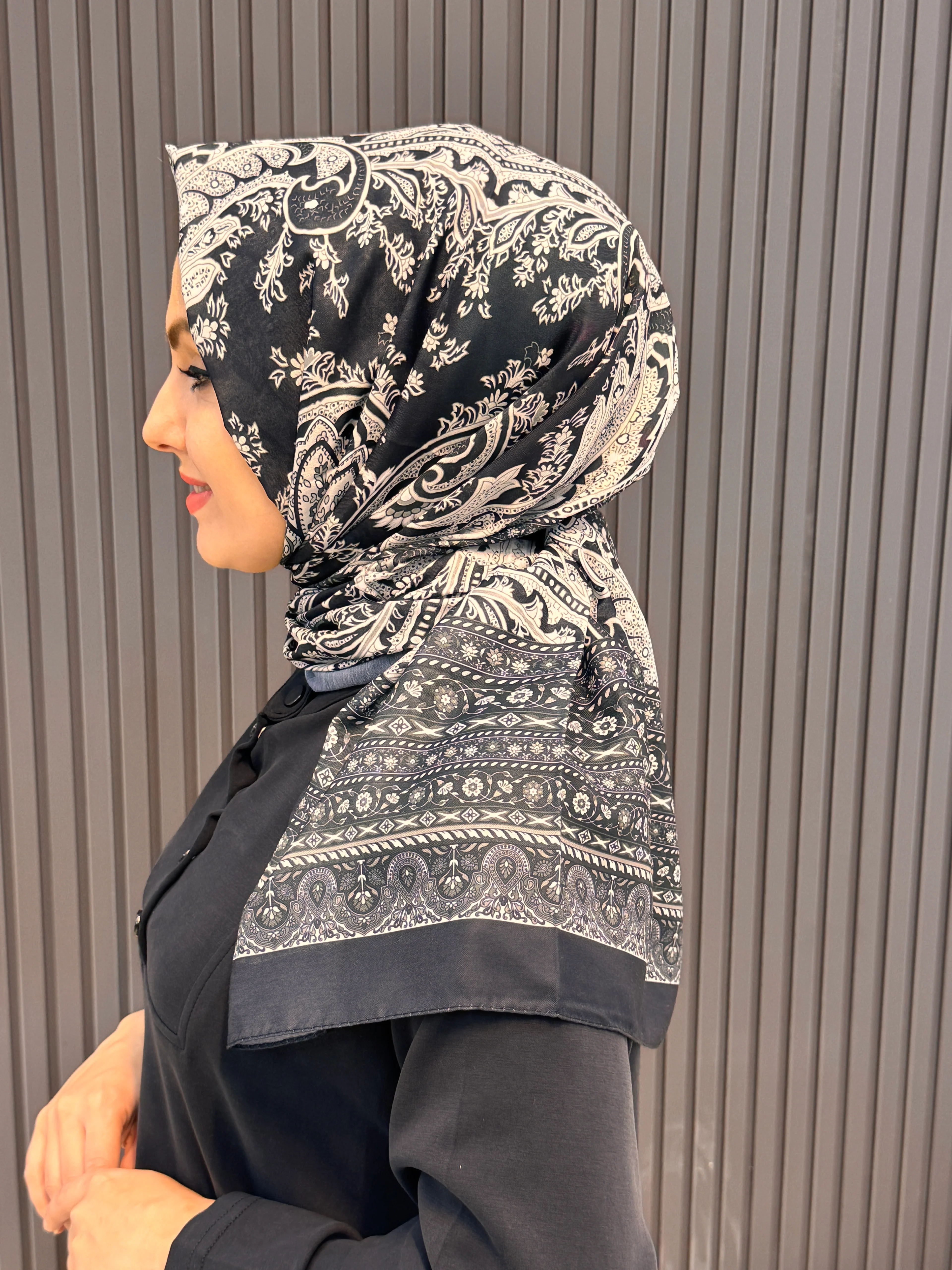 Siyah gri ağırlıklı şal