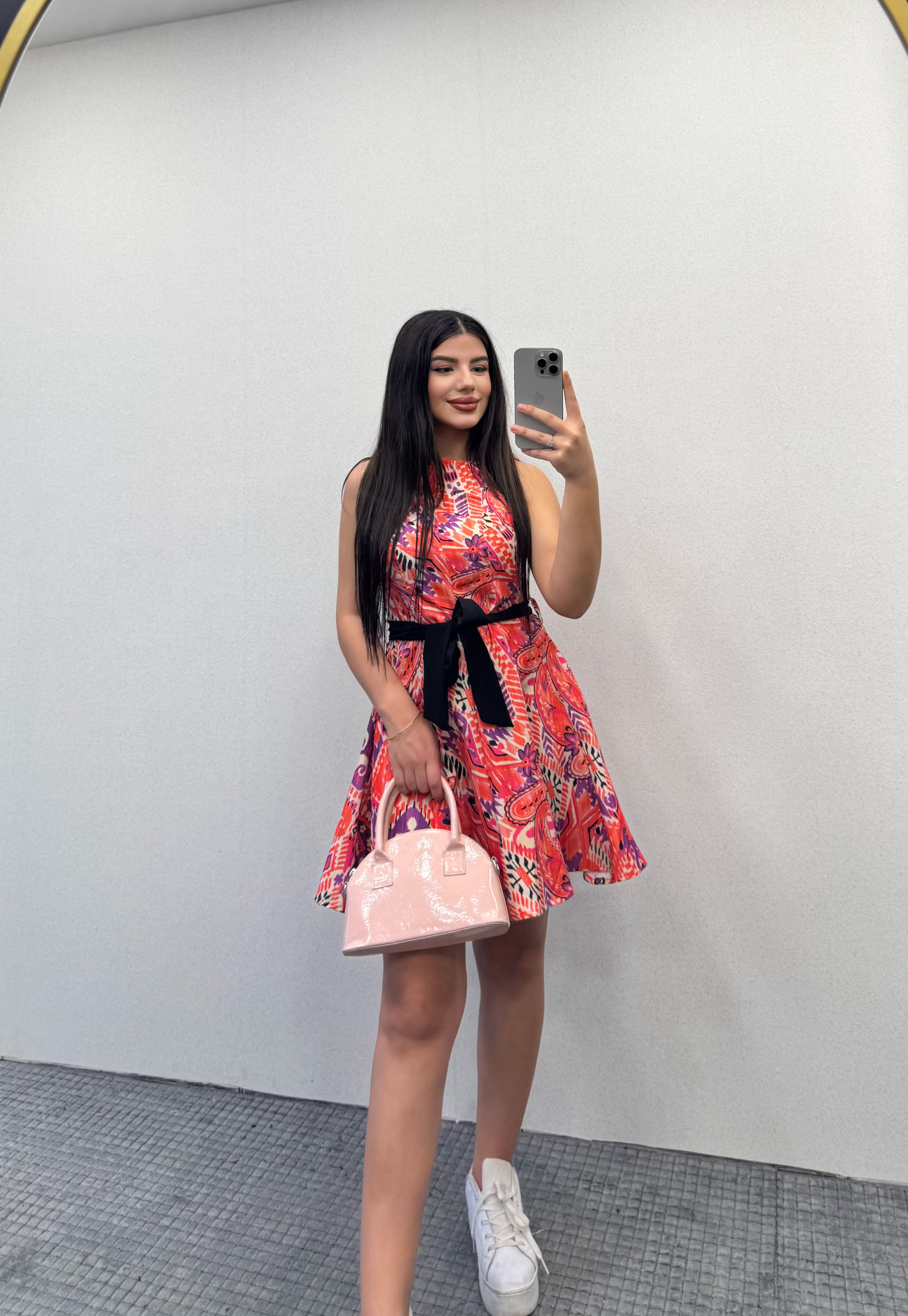 DESENLİ SİYAH KUŞAKLI ELBİSE