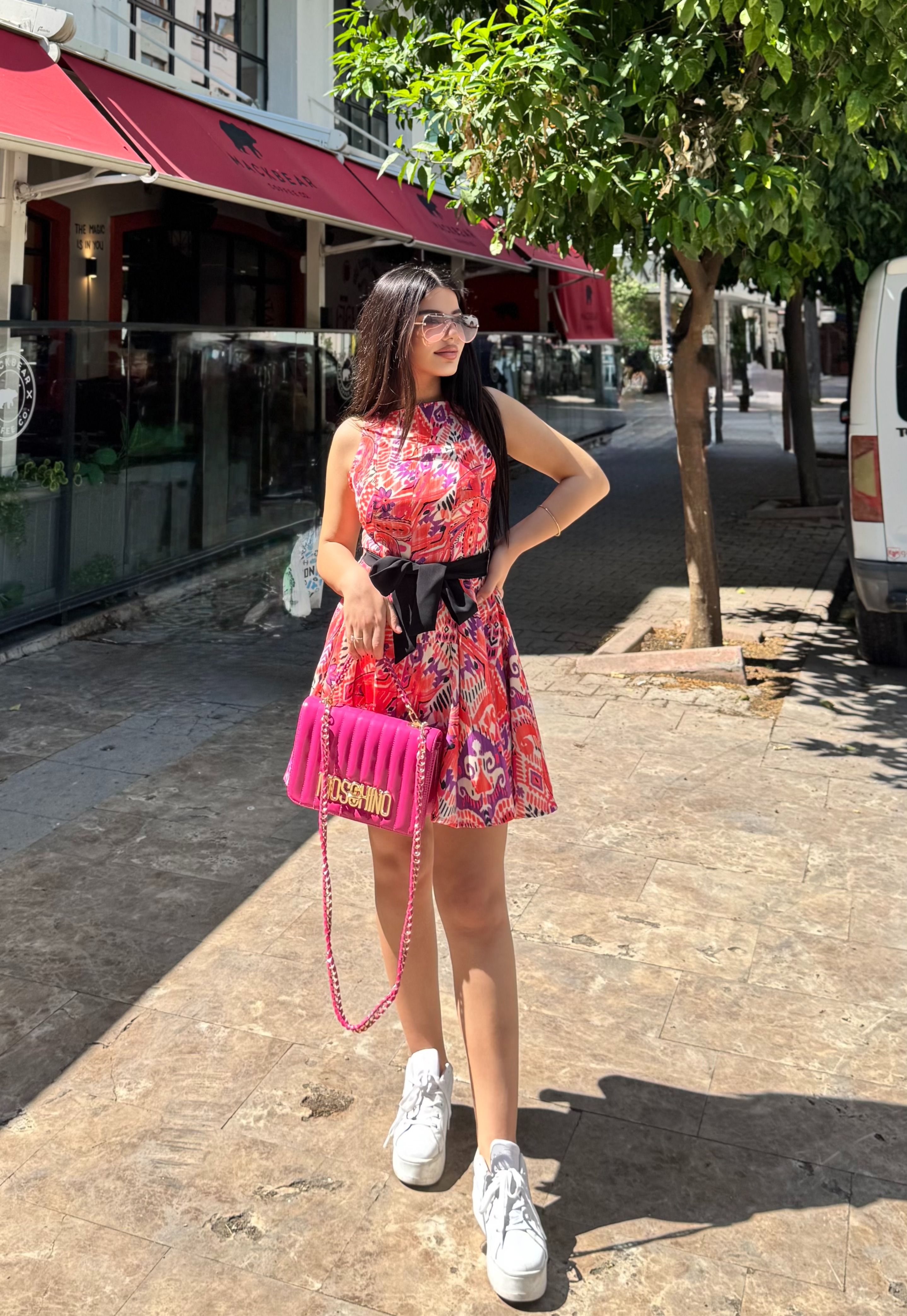 DESENLİ SİYAH KUŞAKLI ELBİSE