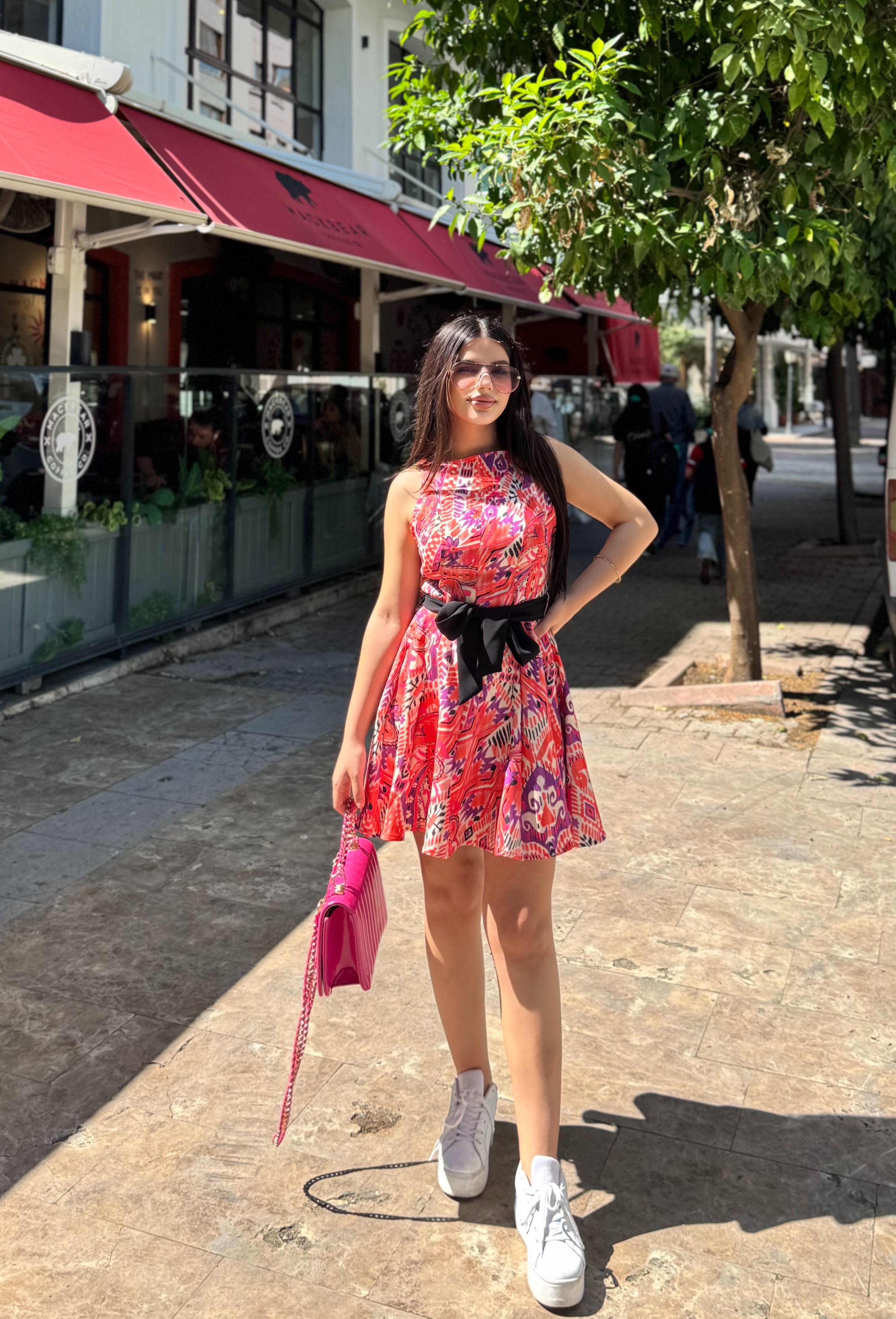 DESENLİ SİYAH KUŞAKLI ELBİSE