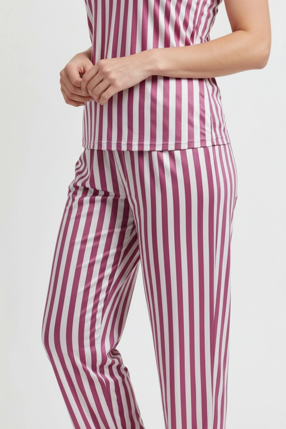 Altı Uzun İp Askılı Yumuşak Pembe Çizgili Pijama Takımı