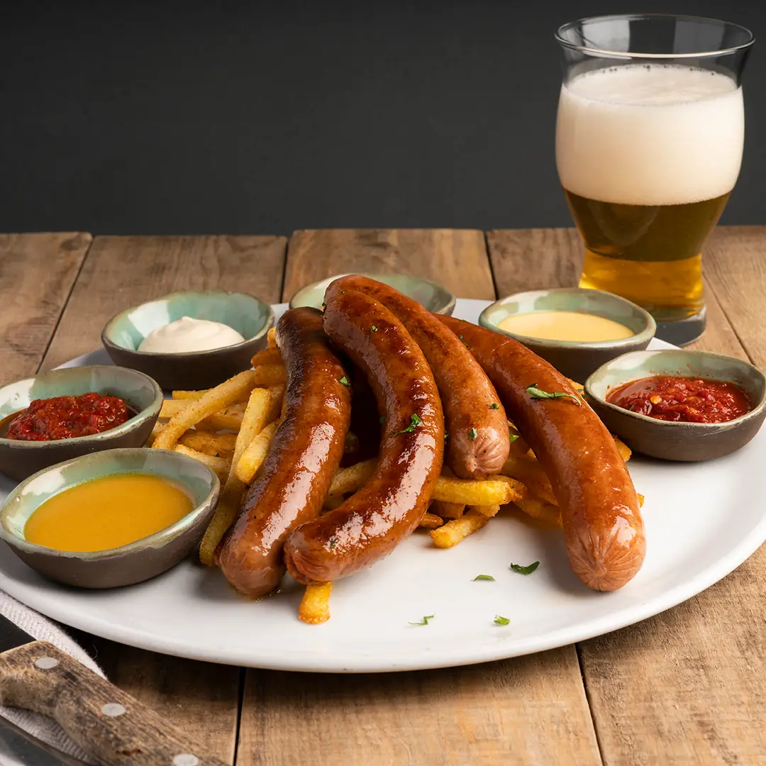 Kraft bira ve sosis keyfi. Patetes ve acı biber reçeli eşlikçi.