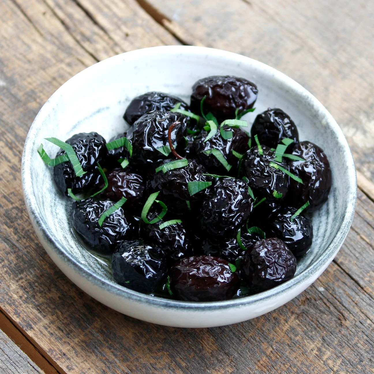 Karadane Doğal Kurutulmuş Siyah Zeytin 351-380 Kalibre Sarı Pötikare 500g