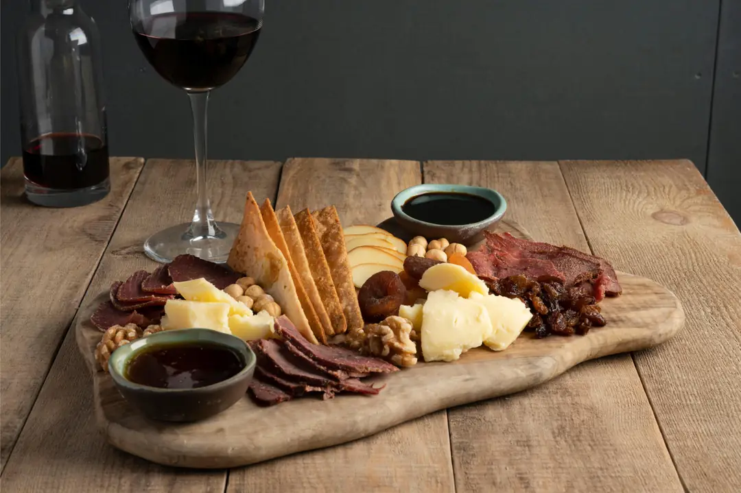 Yer bağ şarapları ve peynir tabağı.Divle