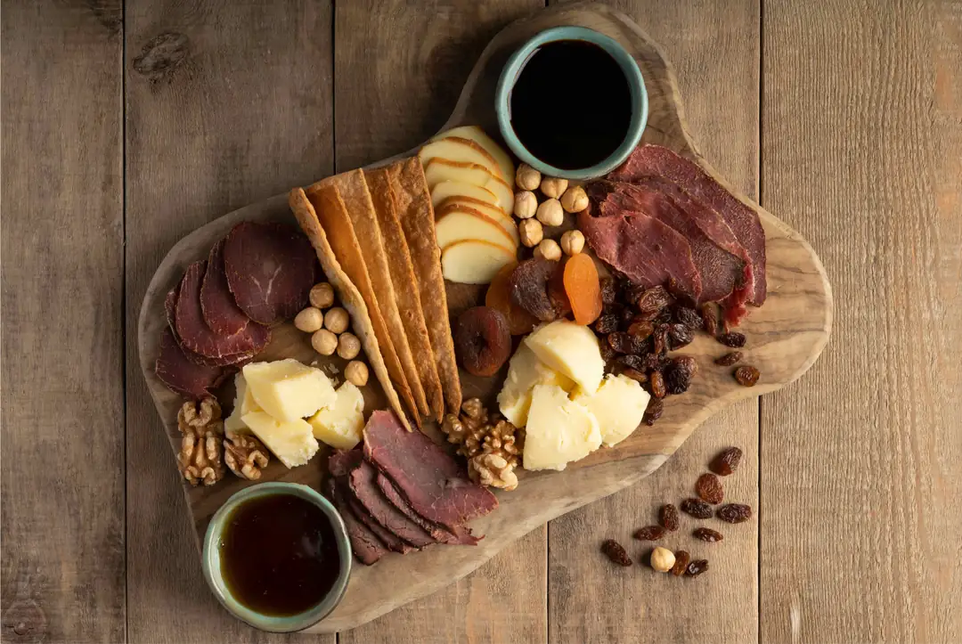 Divle obruk, isli sepet, balkan kuru et, meşe balı içeren harika bir peynir tabağı.