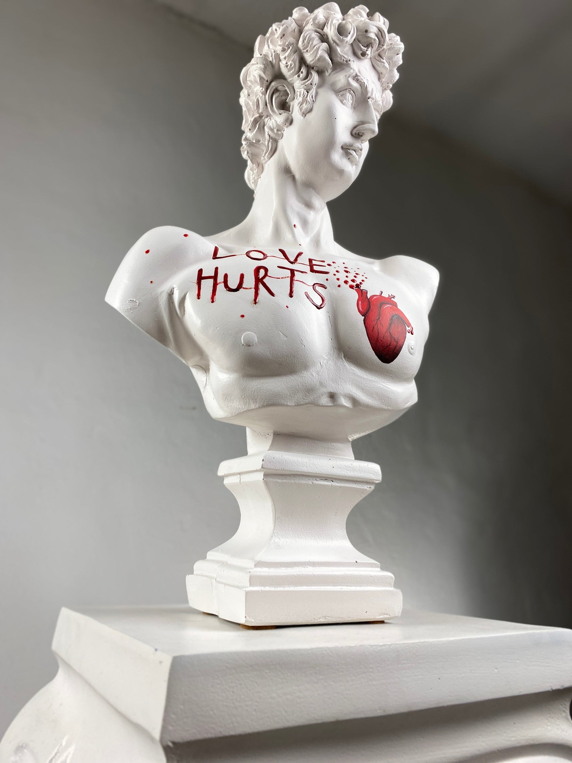 David Love Hurts Büyük Heykel
