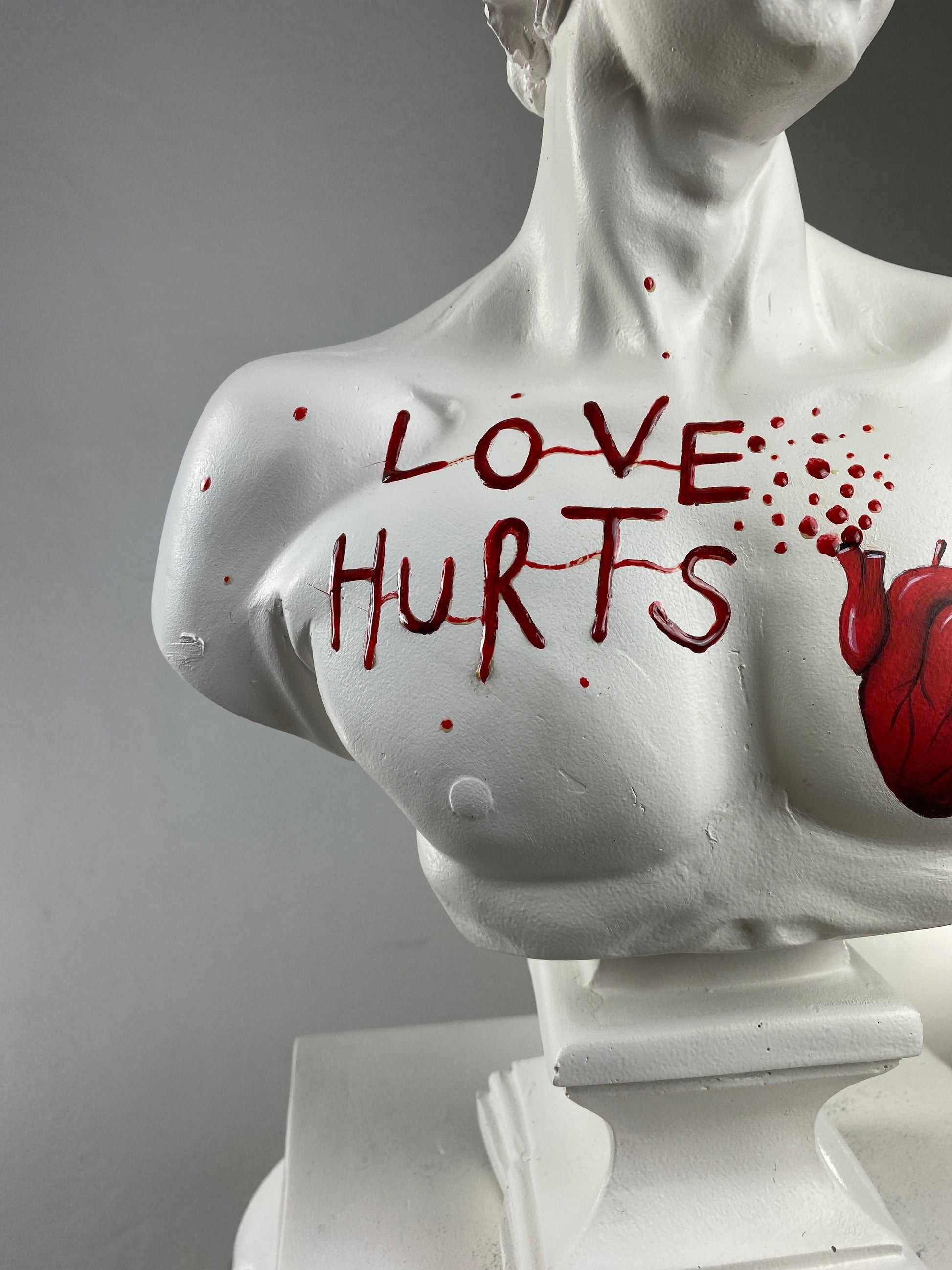 David Love Hurts Büyük Heykel