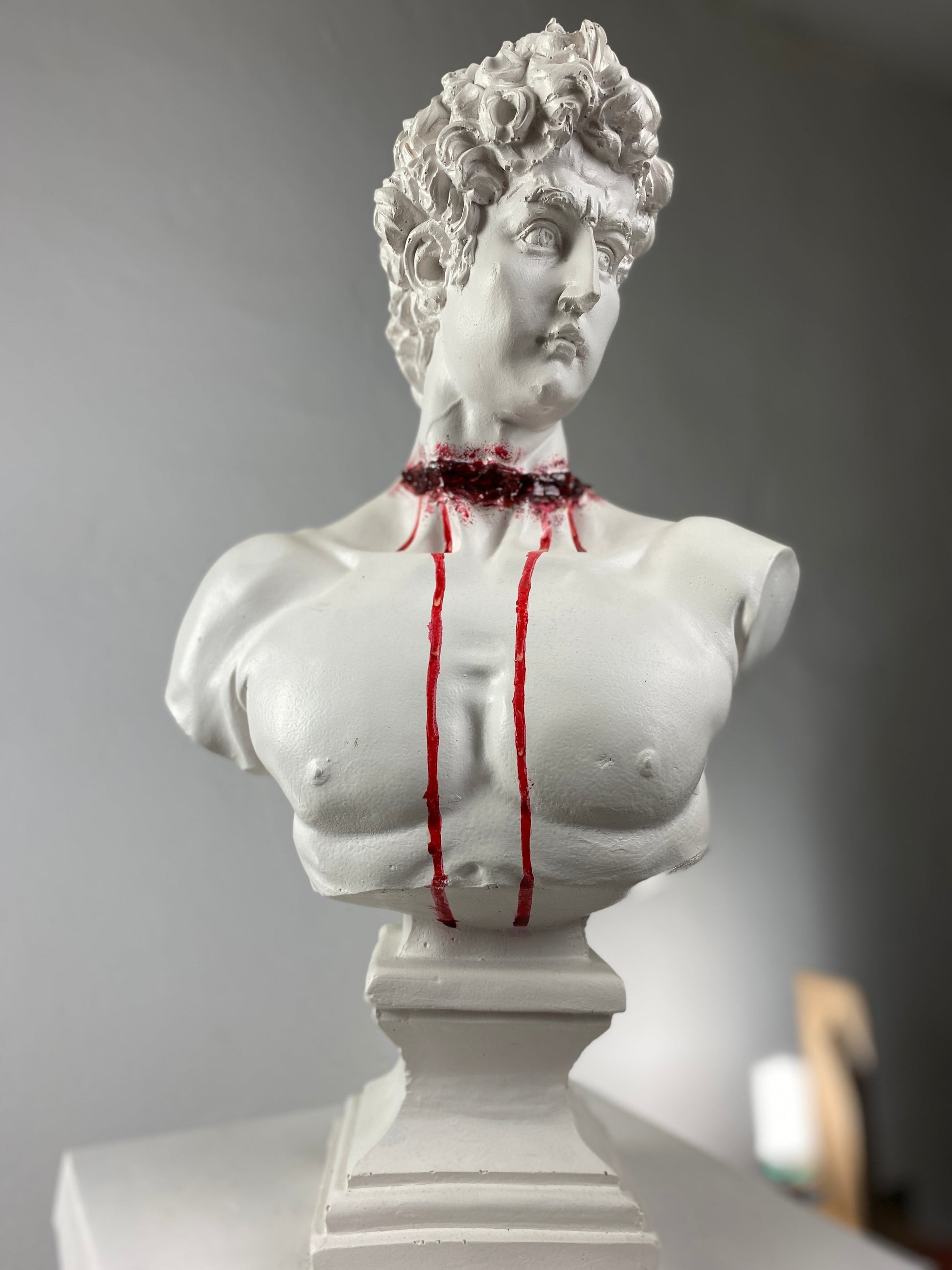 David Cut Throat Büyük Heykel