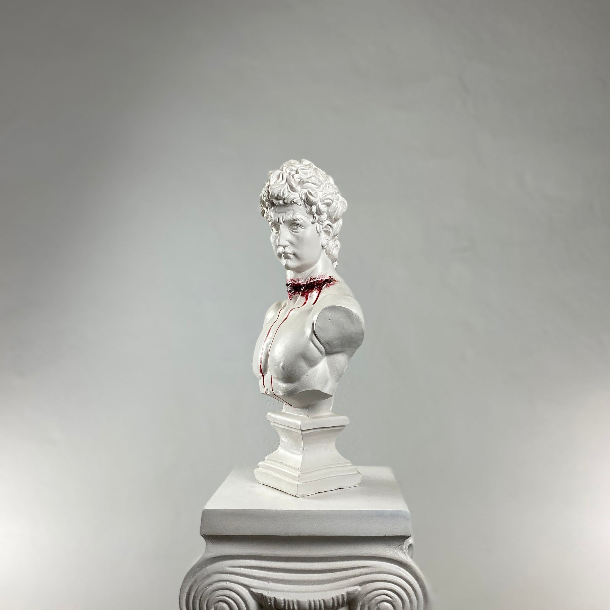 David Cut Throat Büyük Heykel