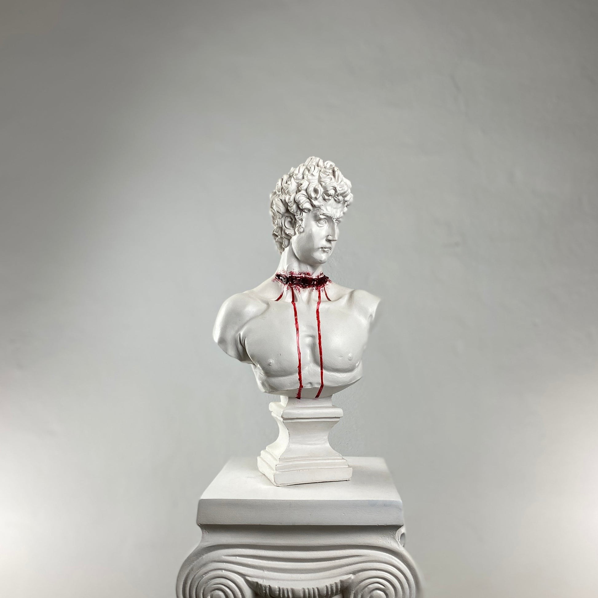 David Cut Throat Büyük Heykel