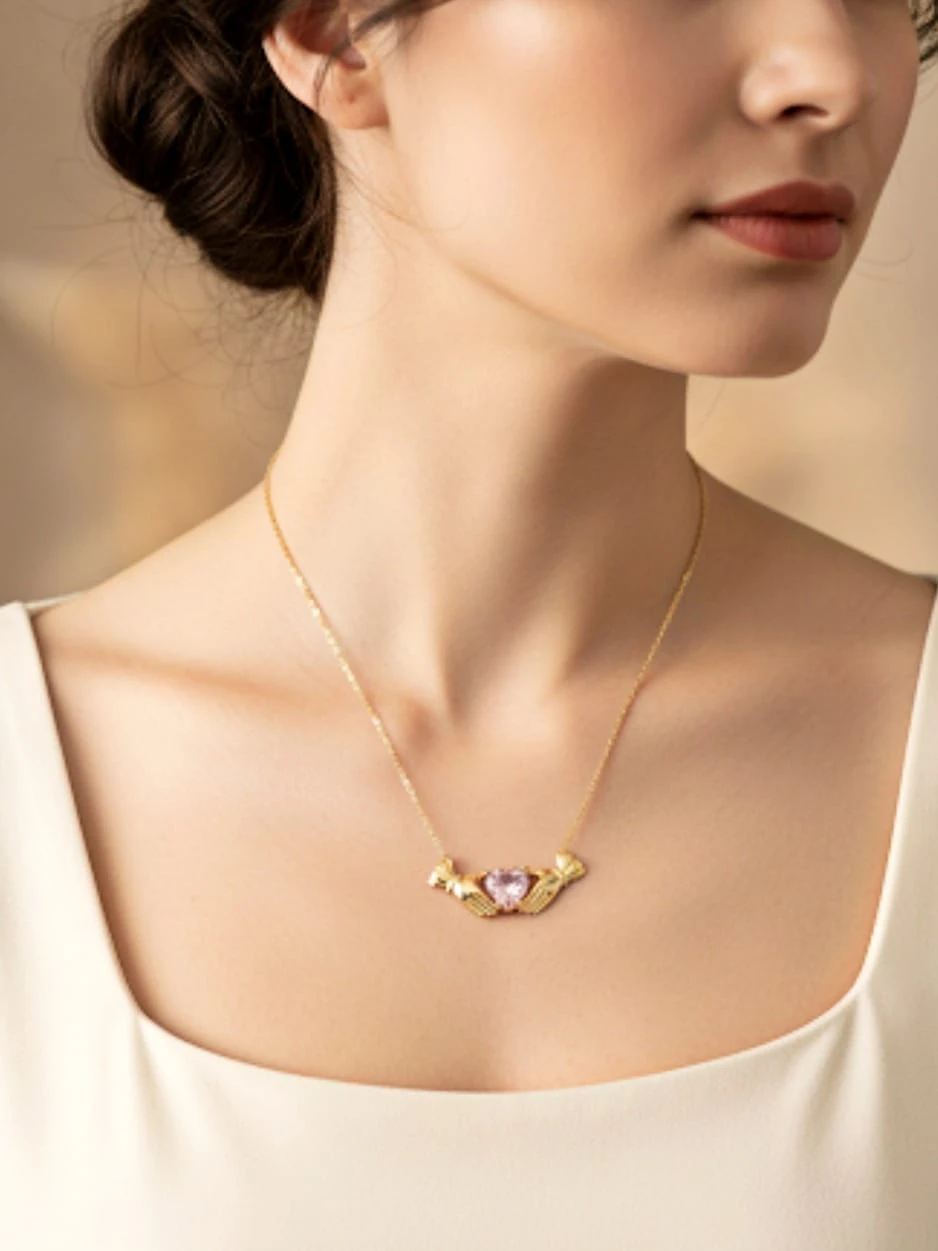 925 Gümüş Pembe Taşlı Ellerdeki Kalp Kadın Kolye