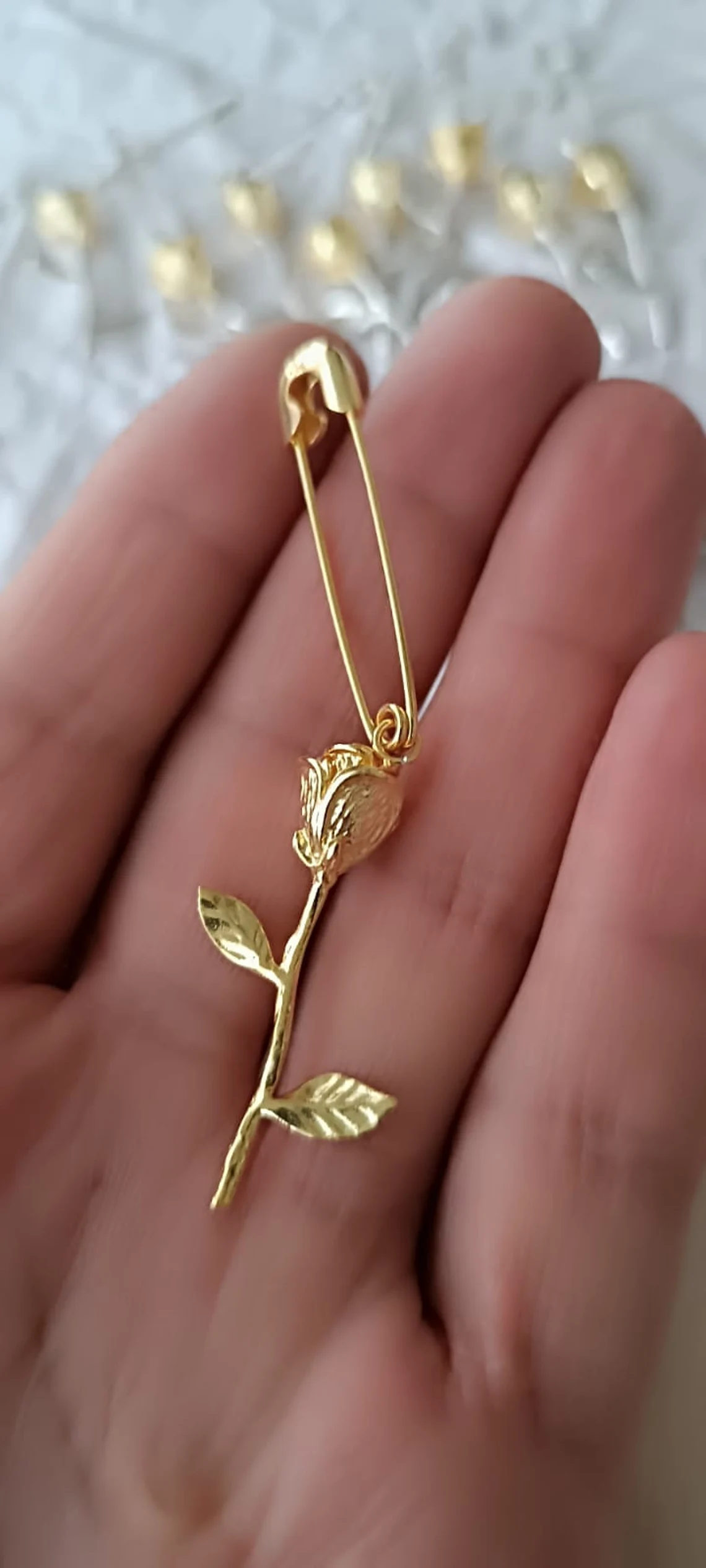 Gümüş Gül Çengelli İğne Sarkık Küpe: El Yapımı Çiçekli Mücevher