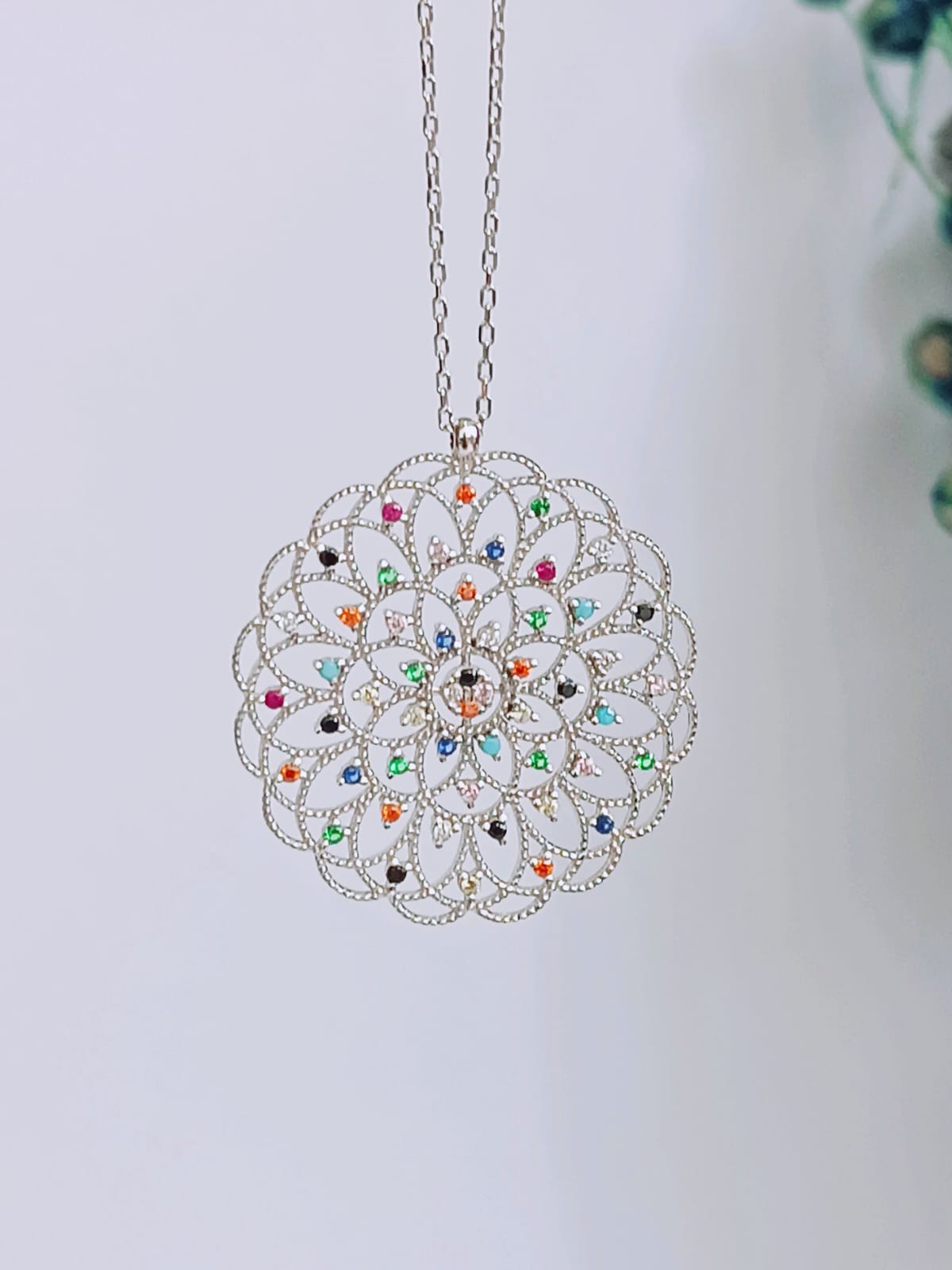925 Ayar Gümüş Renkli Zirkon Taşlı Yuvarlak Yaşam Çiçeği Kadın Kolye