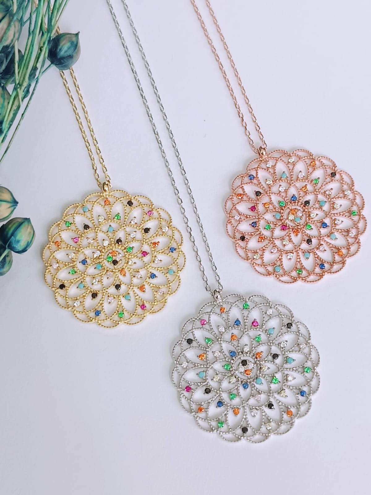 925 Ayar Gümüş Renkli Zirkon Taşlı Yuvarlak Yaşam Çiçeği Kadın Kolye