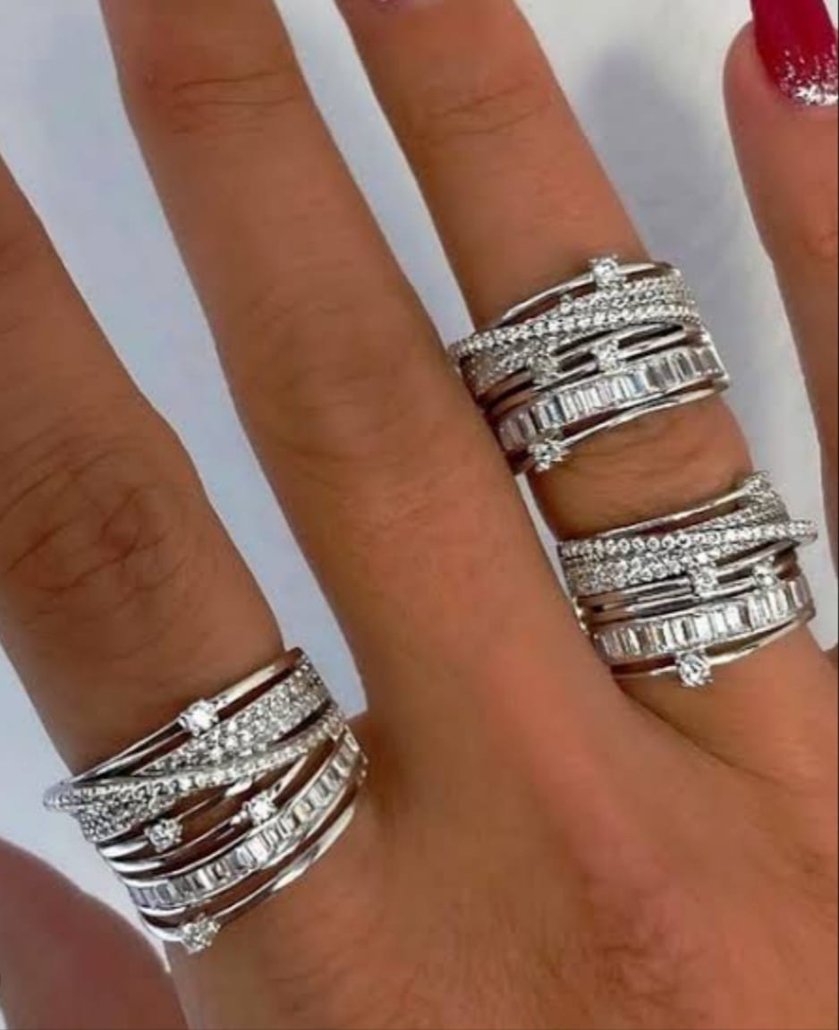 925 Ayar Gümüş  Zirkon Yuvarlak ve Baget Çok Taşlı  Geniş Bant Sarmal Ayarlanabilir  Bildirim Yüzük 