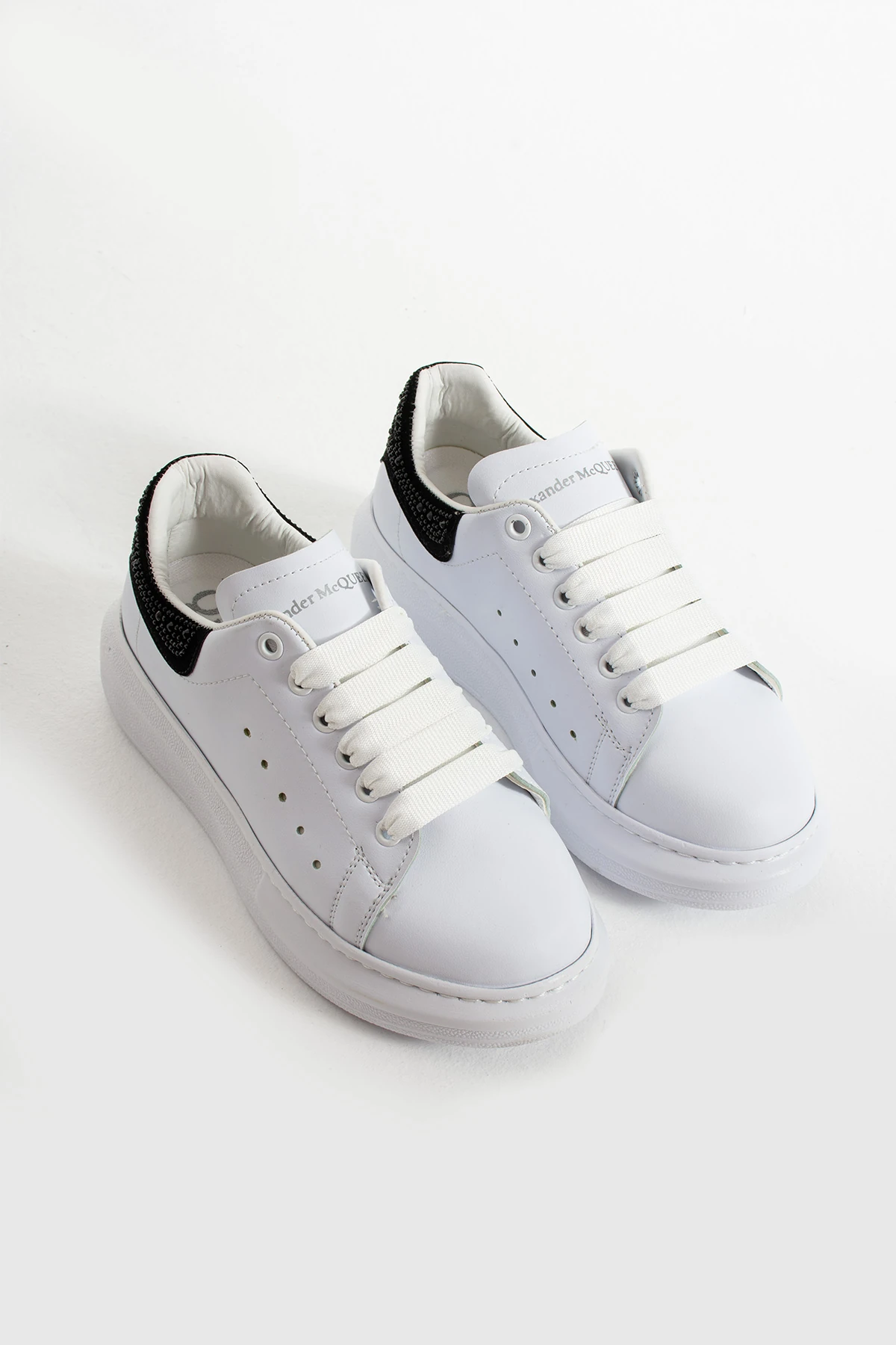 Siyah Boncuk Detaylı Beyaz Kadın Sneaker Bağcıklı Günlük Spor Ayakkabı