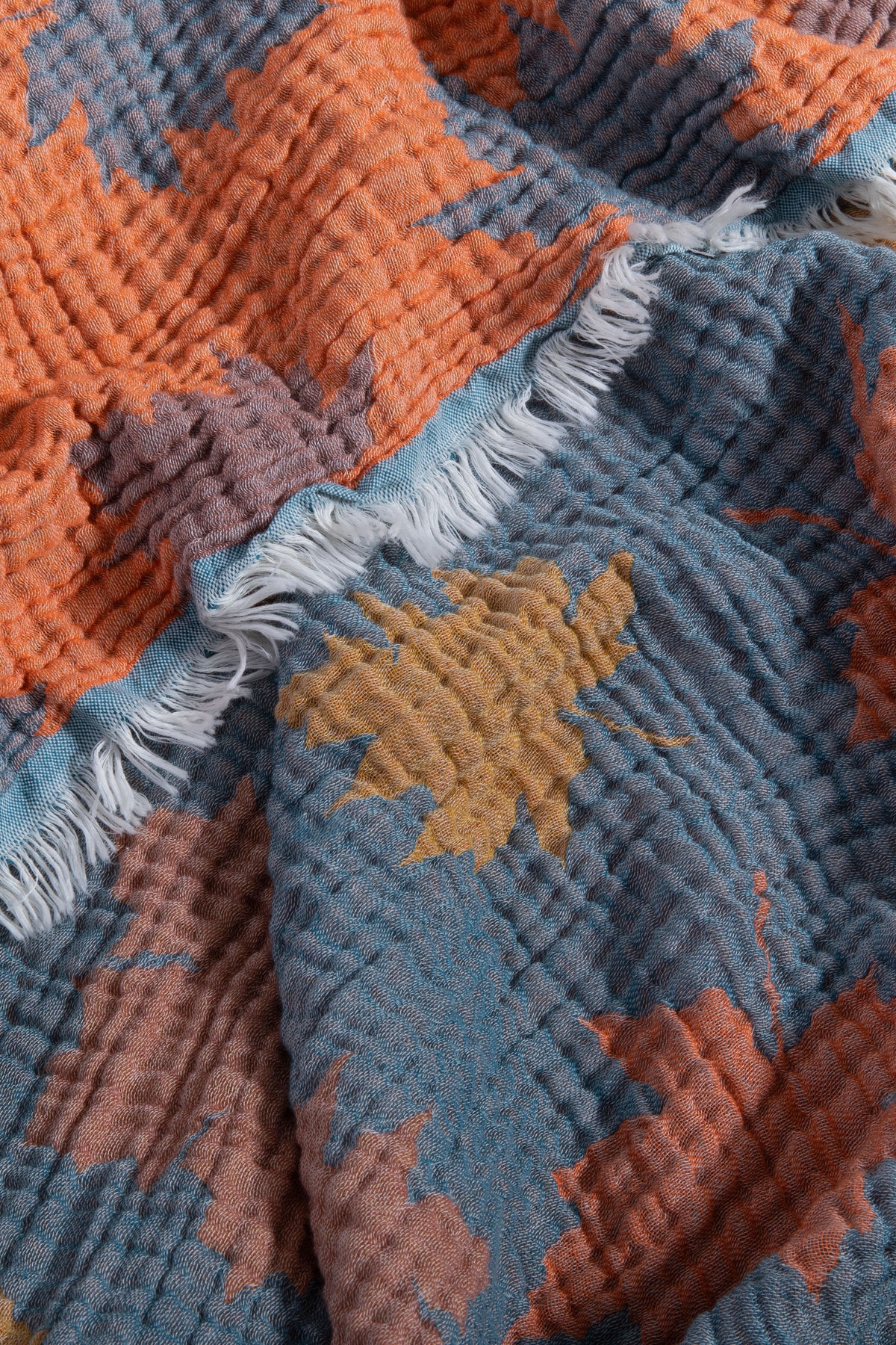 4 Katlı Müslin Çınar Yaprağı Desenli Yatak Örtüsü 240 x 260