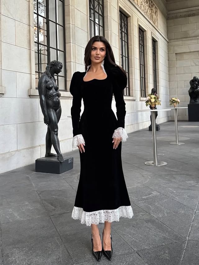 Kadife kumaş güpür detaylı elbise  - Siyah