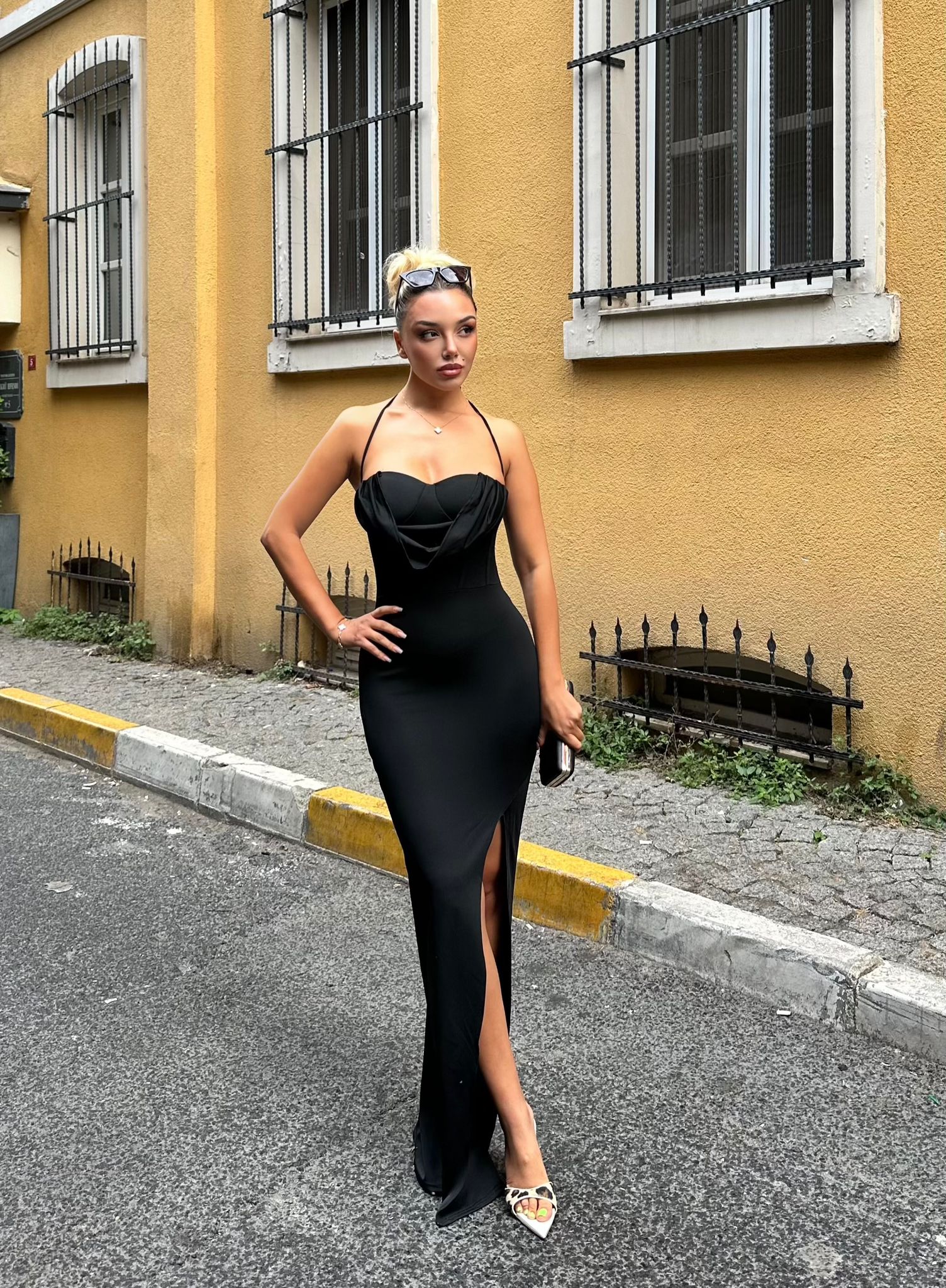 Göğsü detaylı bacak yırmaçlı maxi elbise