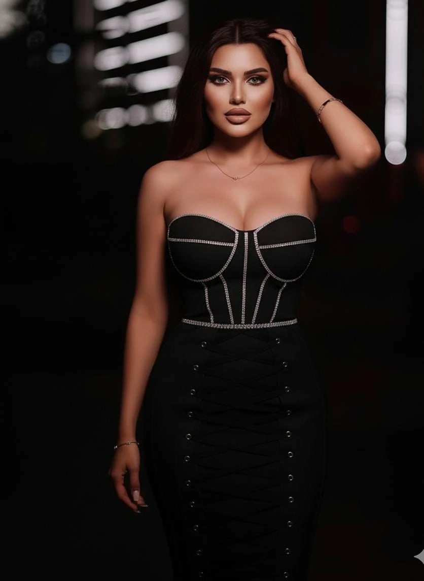 Yapışkan taş detaylı kuş gözlü crep kumaş elbise 