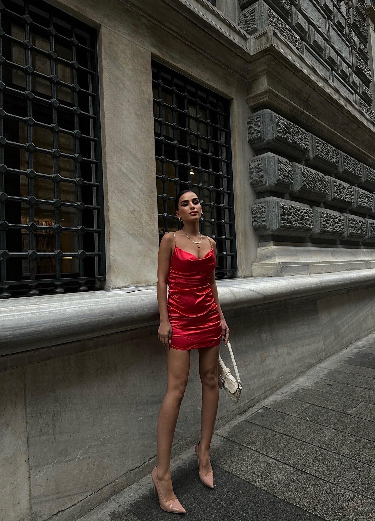 Zincir detaylı saten elbise