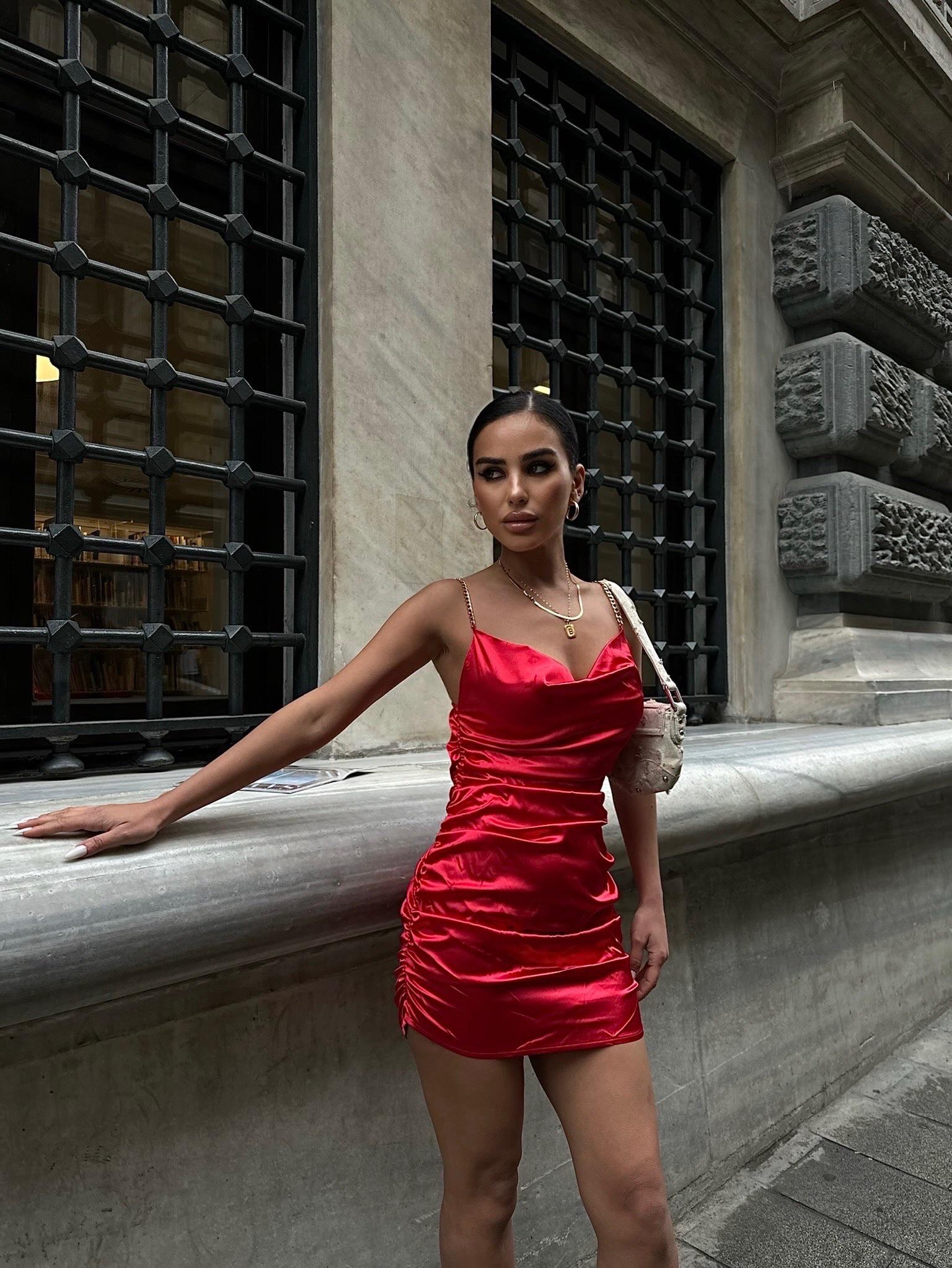 Zincir detaylı saten elbise