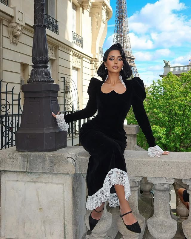 Kadife kumaş güpür detaylı elbise 