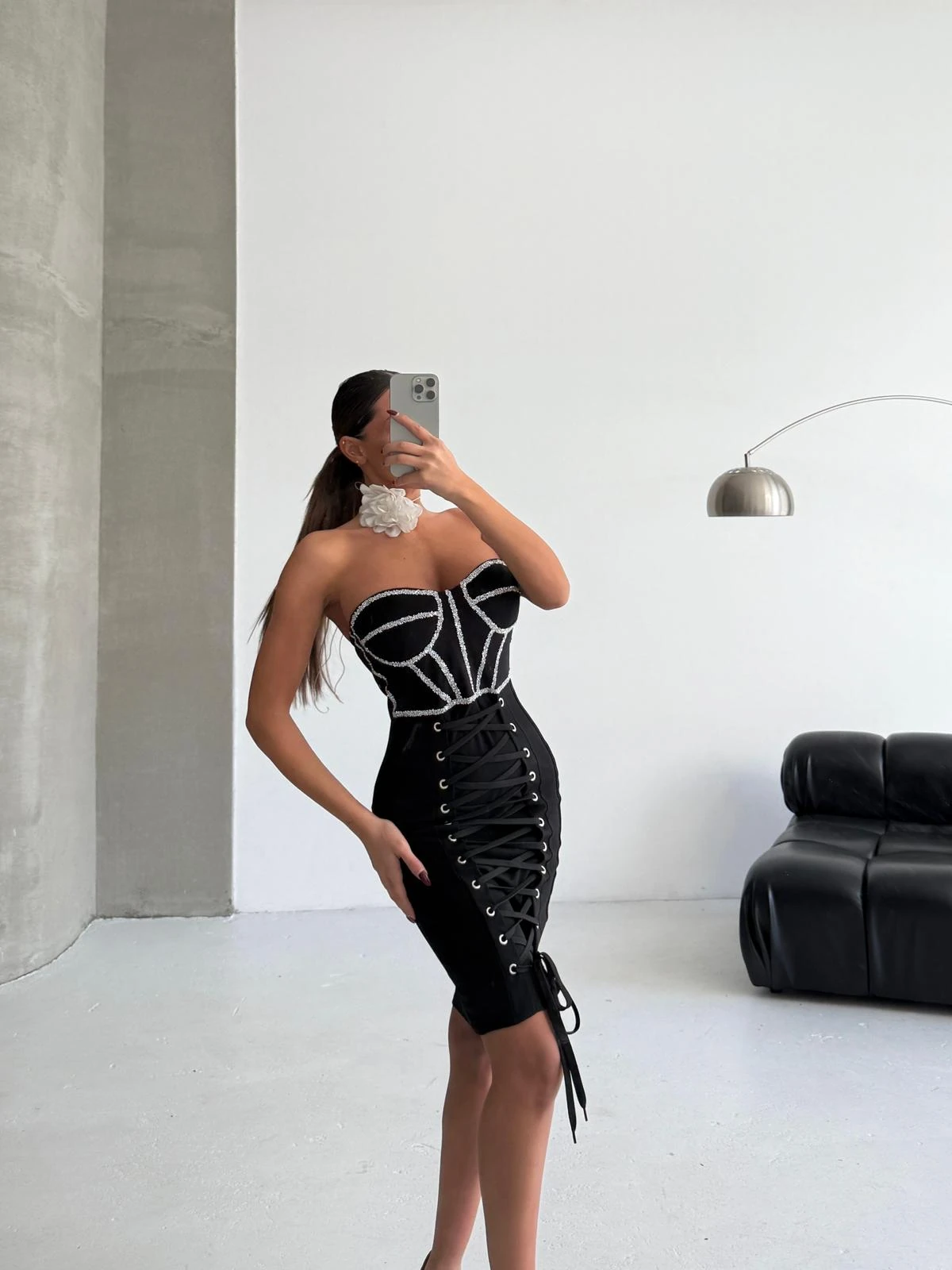 Yapışkan taş detaylı kuş gözlü crep kumaş elbise 