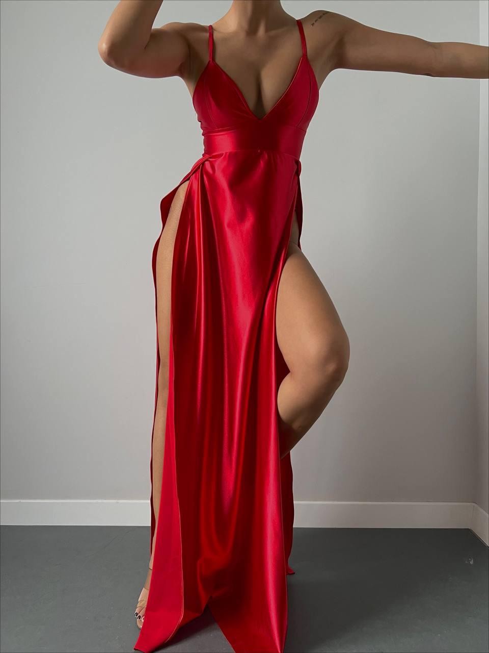Örme saten kumaş yırtmaçlı elbise