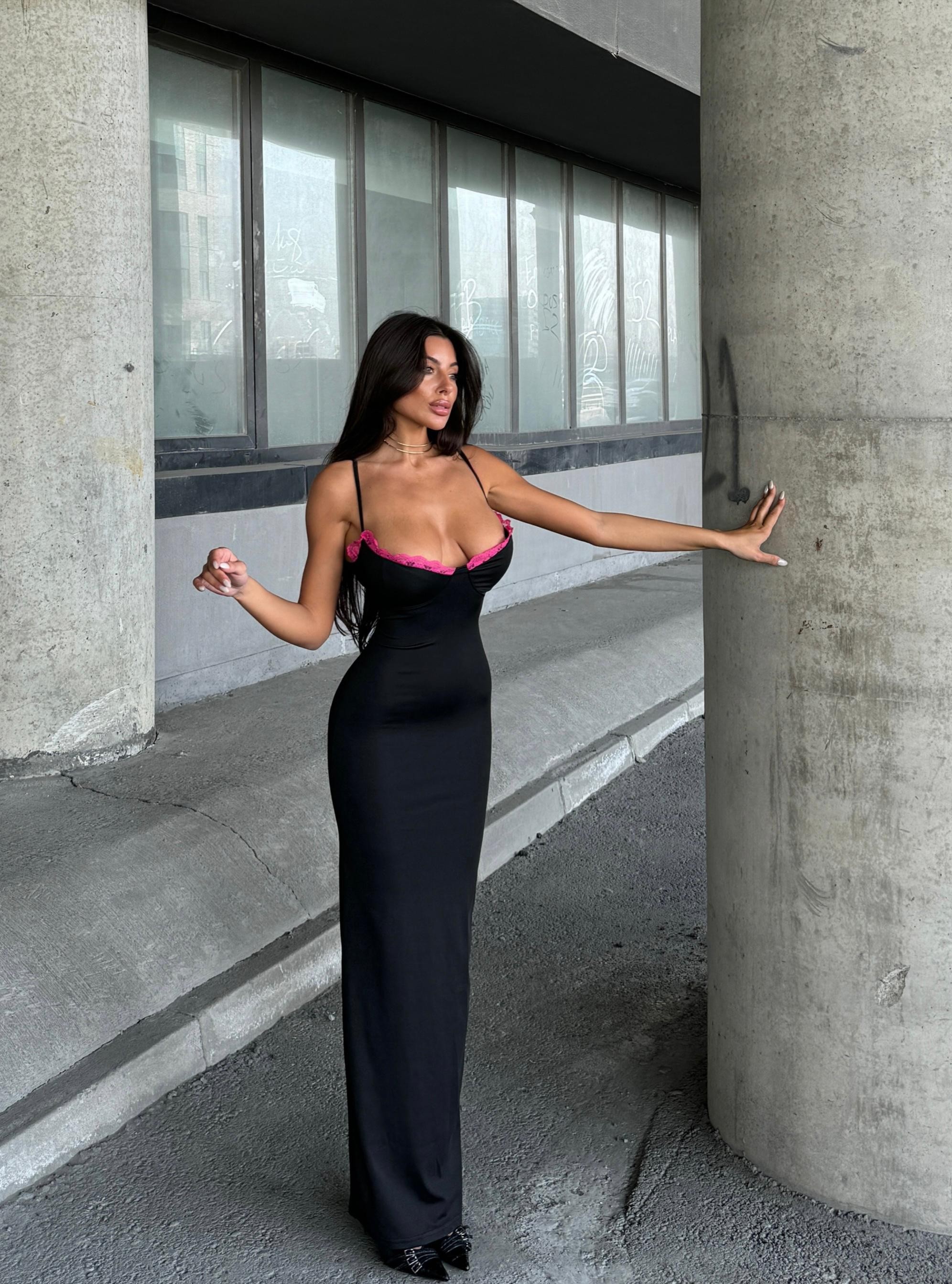 Güpür göğüs detaylı maxi boy elbise