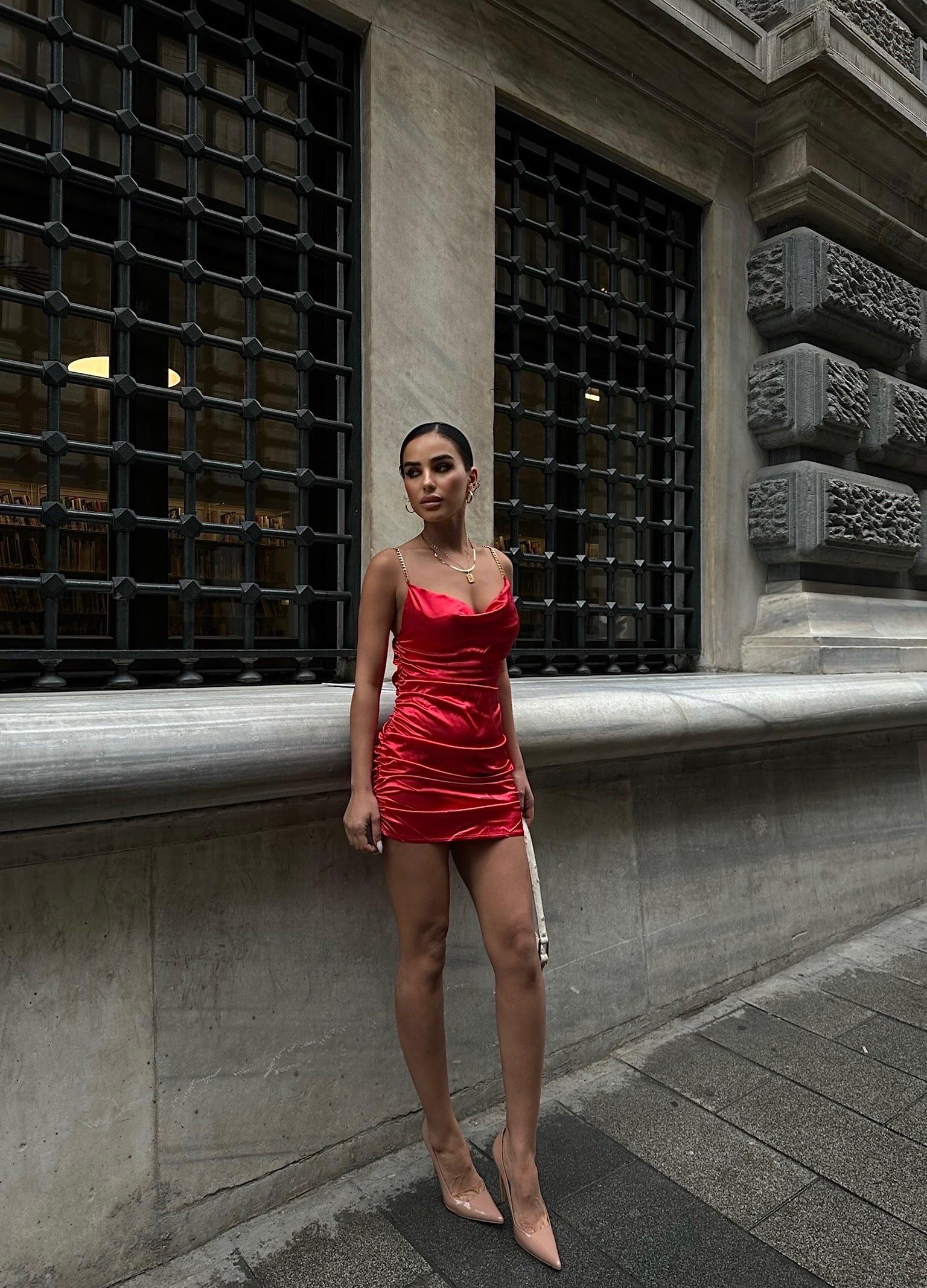 Zincir detaylı saten elbise