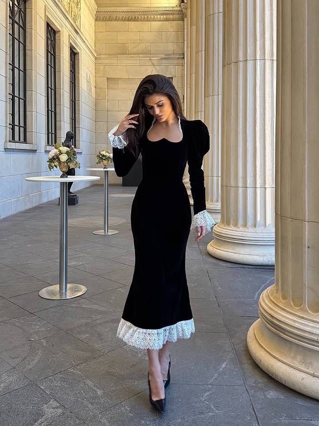 Kadife kumaş güpür detaylı elbise 