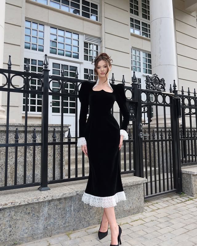 Kadife kumaş güpür detaylı elbise 