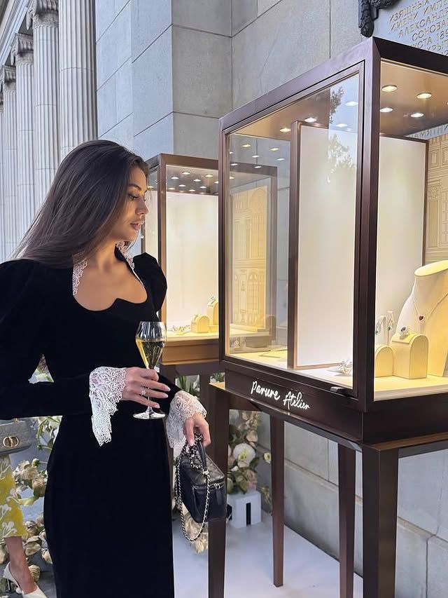 Kadife kumaş güpür detaylı elbise 