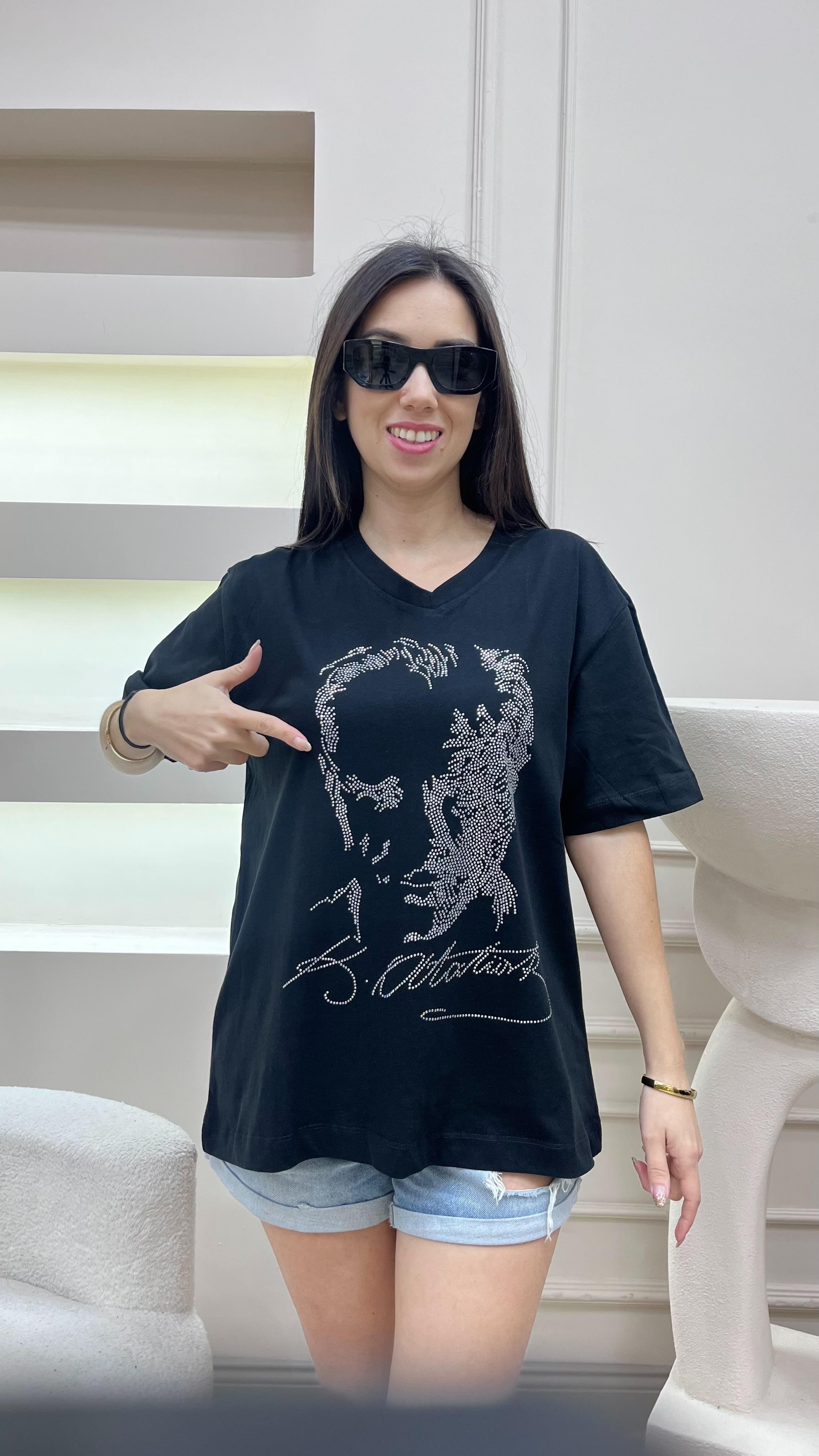 Taş Baskılı V Yaka Atatürk Tshirt