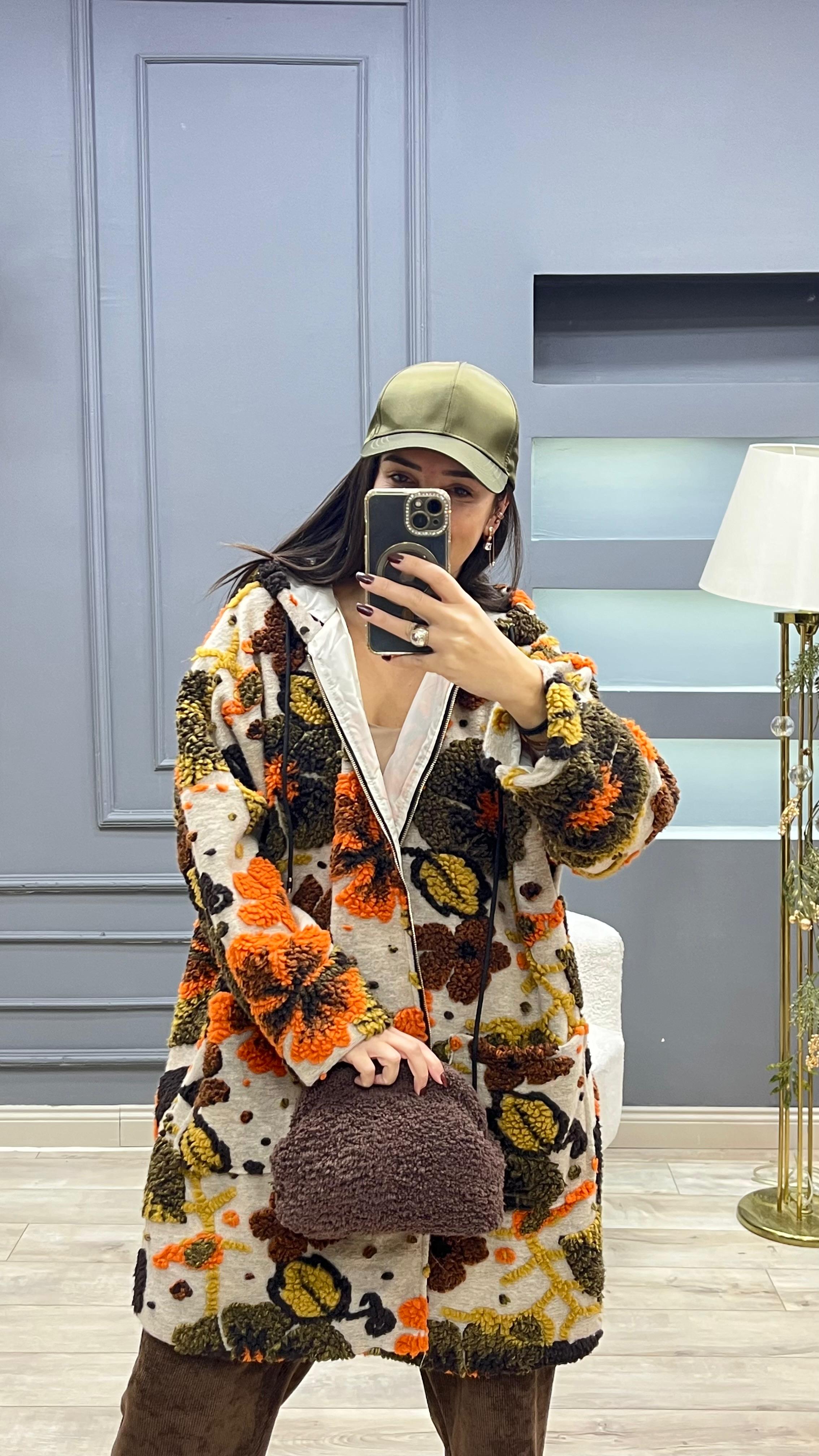 Kabartmalı İç Astarlı Kaban - Renkli