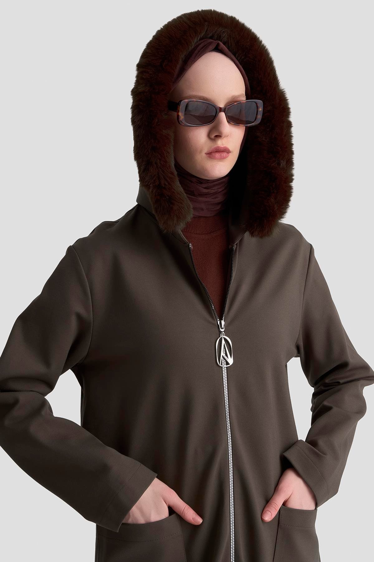 Kapüşonu Kürklü Boydan Fermuarlı Cepli Hırka Vizon