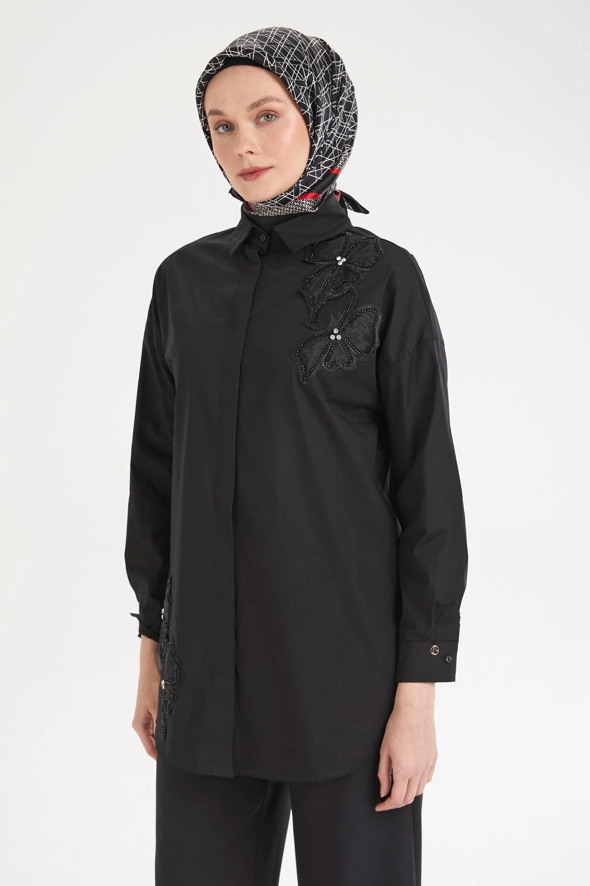 Gömlek Yaka Çiçek Taş Desenli Siyah Tunik