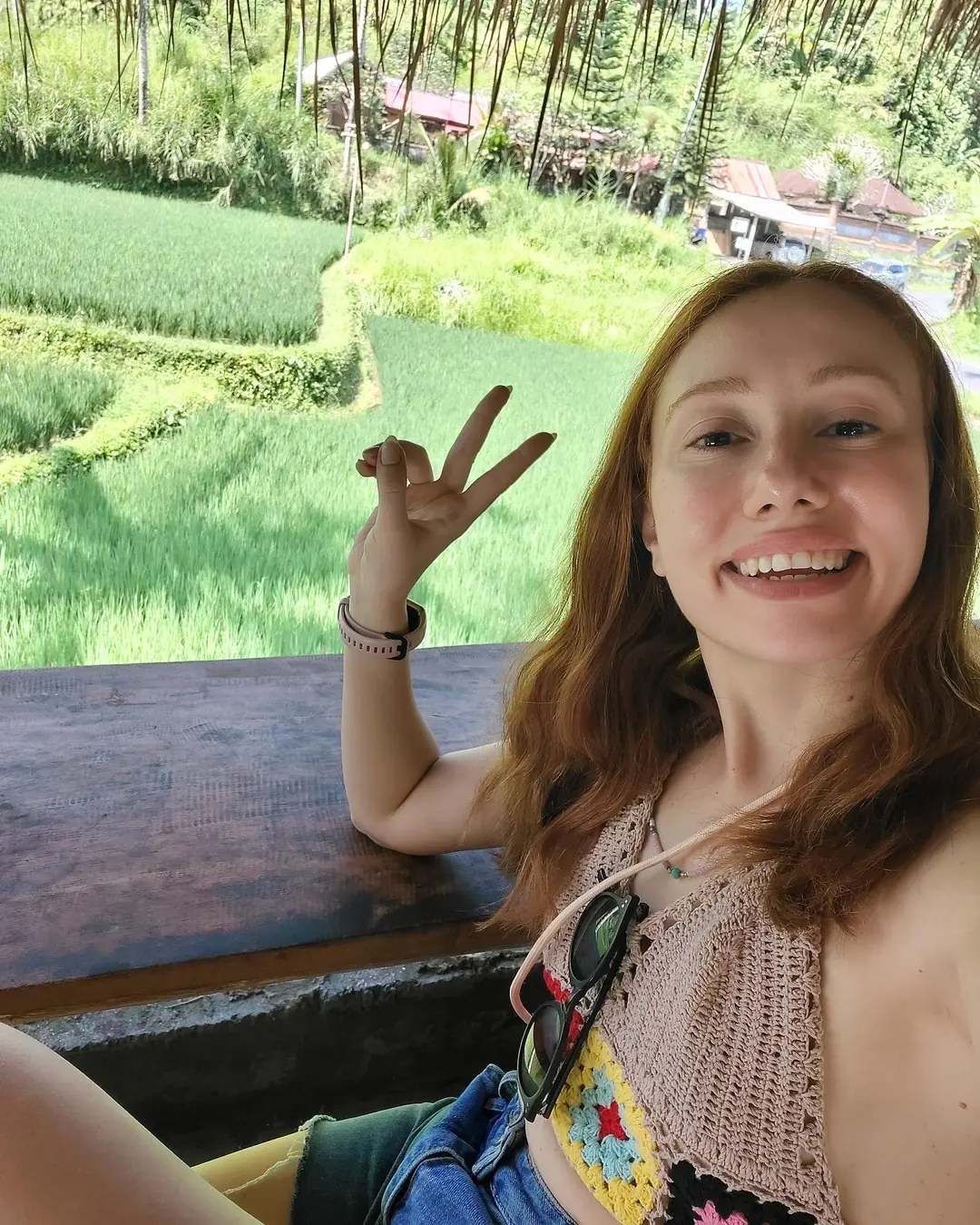 Düzenli yüz yogası pratiğiyle göz kapaklarımda belirgin bir sıkılaşma oluştu ve yüzümdeki asimetri büyük ölçüde dengelendi. Daha dinç ve canlı bir yüz ifadesine sahibim. Yanak bölgemde dolgunluk oluştu ve yüz hatlarım daha belirgin hale geldi. Kasların doğru çalıştırılması sayesinde artık gülümsediğimde dudaklarım çizgi haline gelmiyor ve damağım görünmüyor.